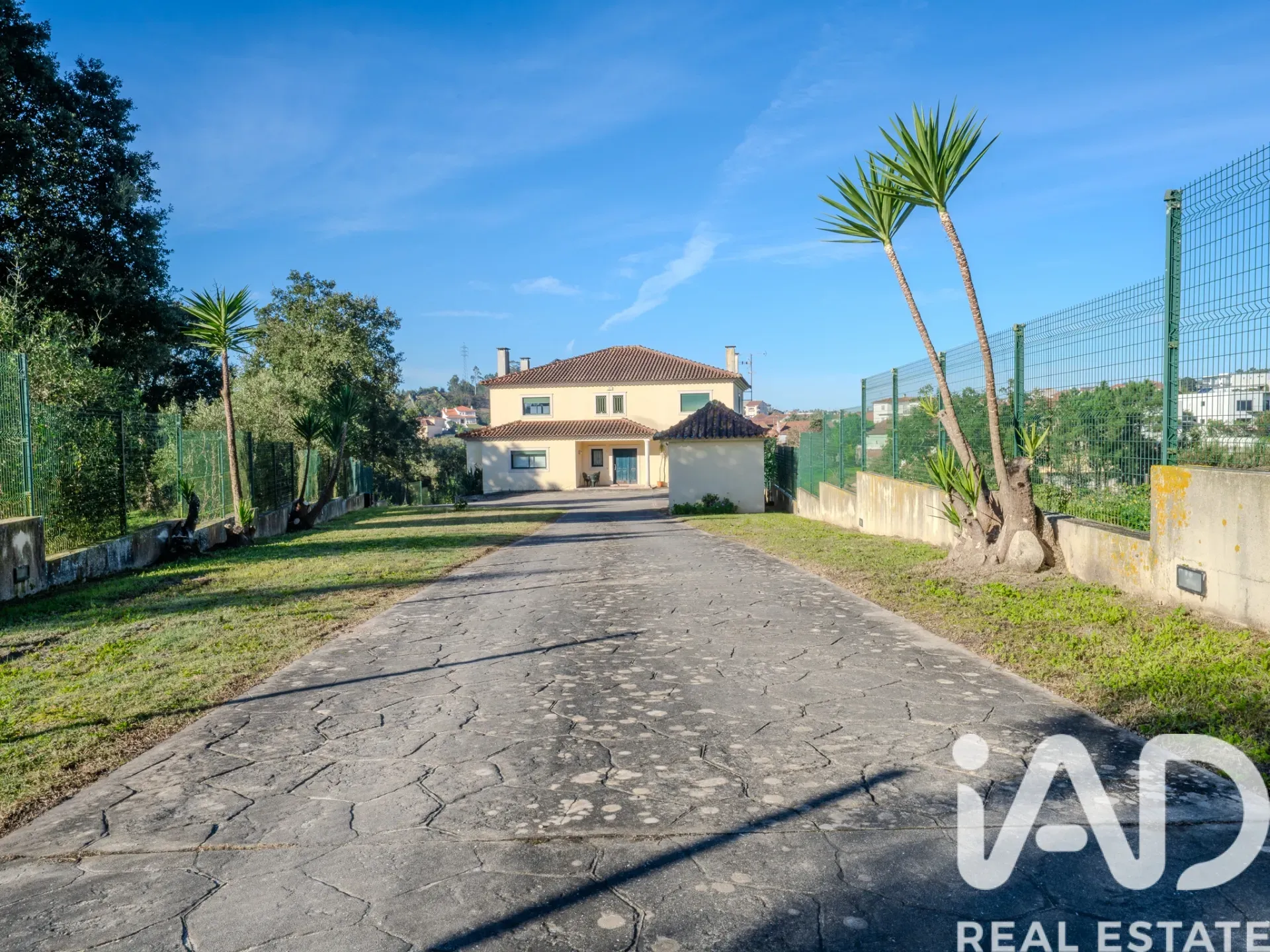 Spacious 6-Bedroom Villa with Expansive Gardens in Boa Vista, Portugal - Image 1