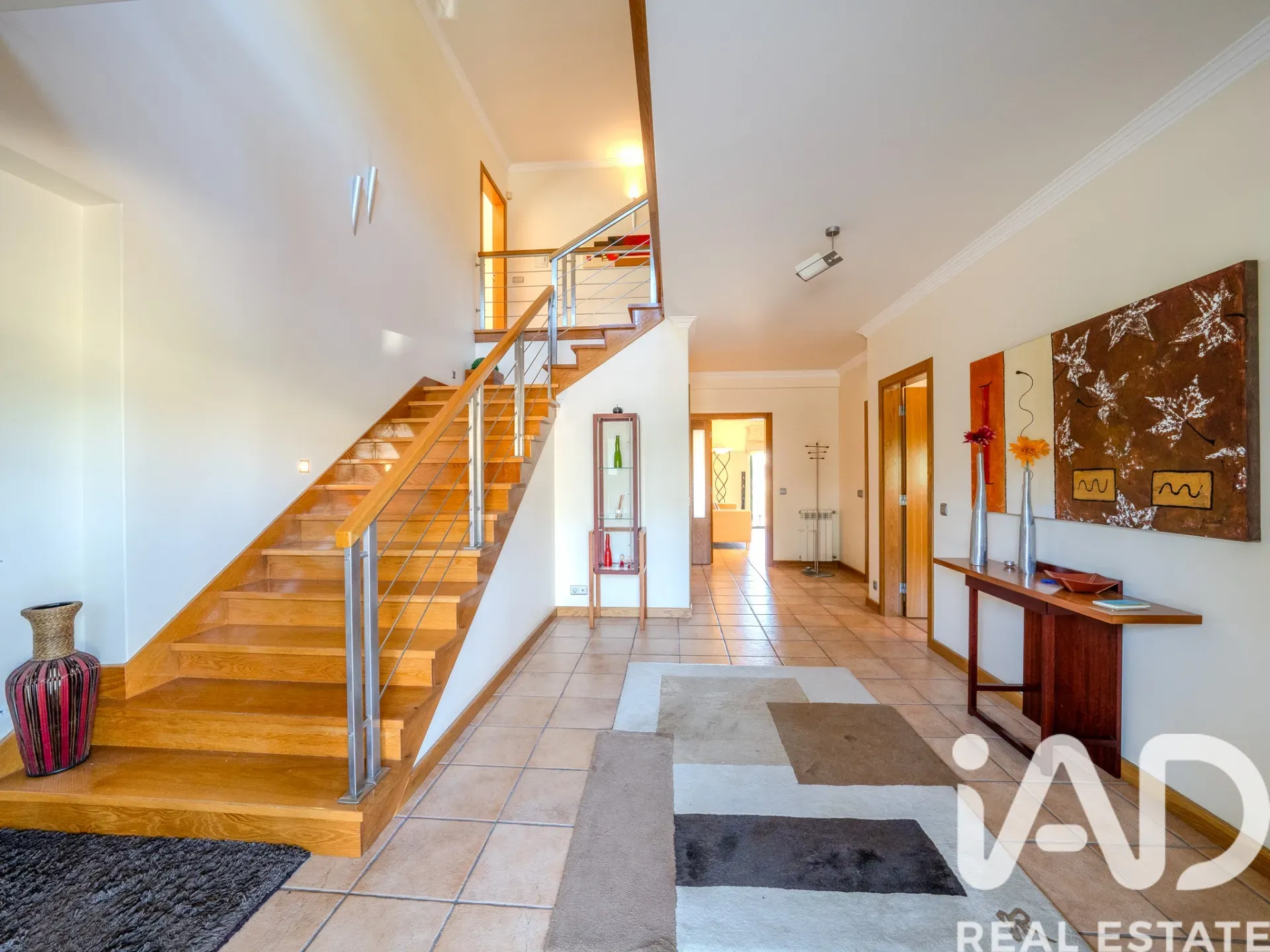 Spacious 6-Bedroom Villa with Expansive Gardens in Boa Vista, Portugal - Image 2