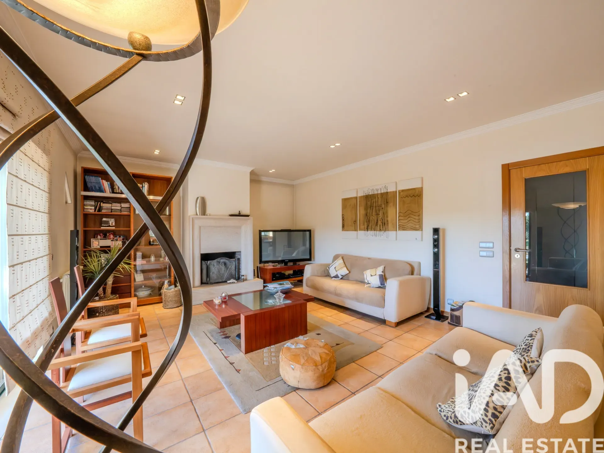 Spacious 6-Bedroom Villa with Expansive Gardens in Boa Vista, Portugal - Image 3