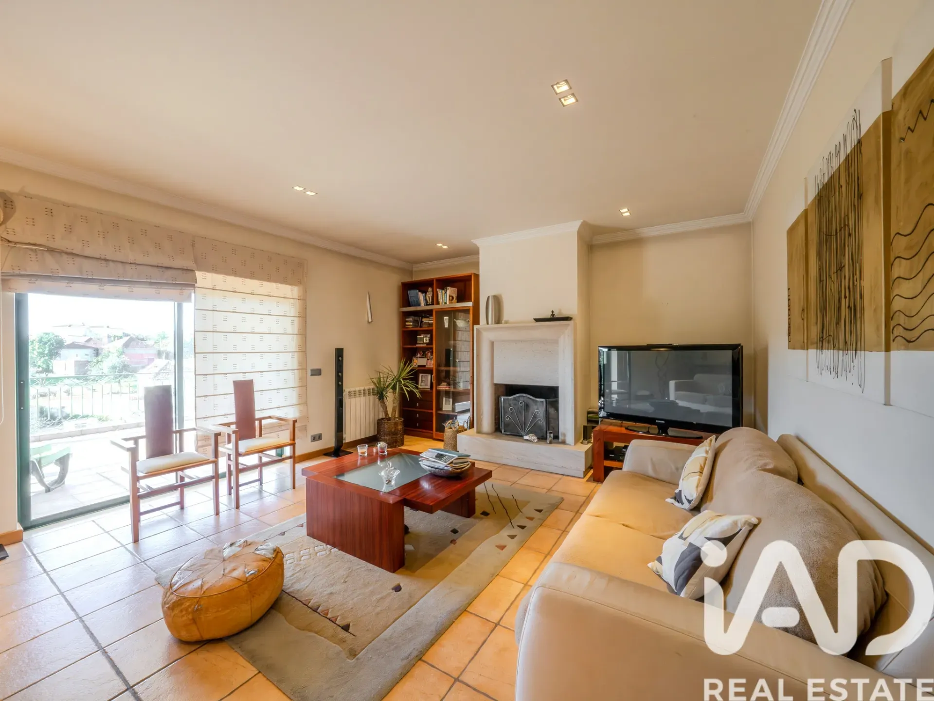 Spacious 6-Bedroom Villa with Expansive Gardens in Boa Vista, Portugal - Image 4