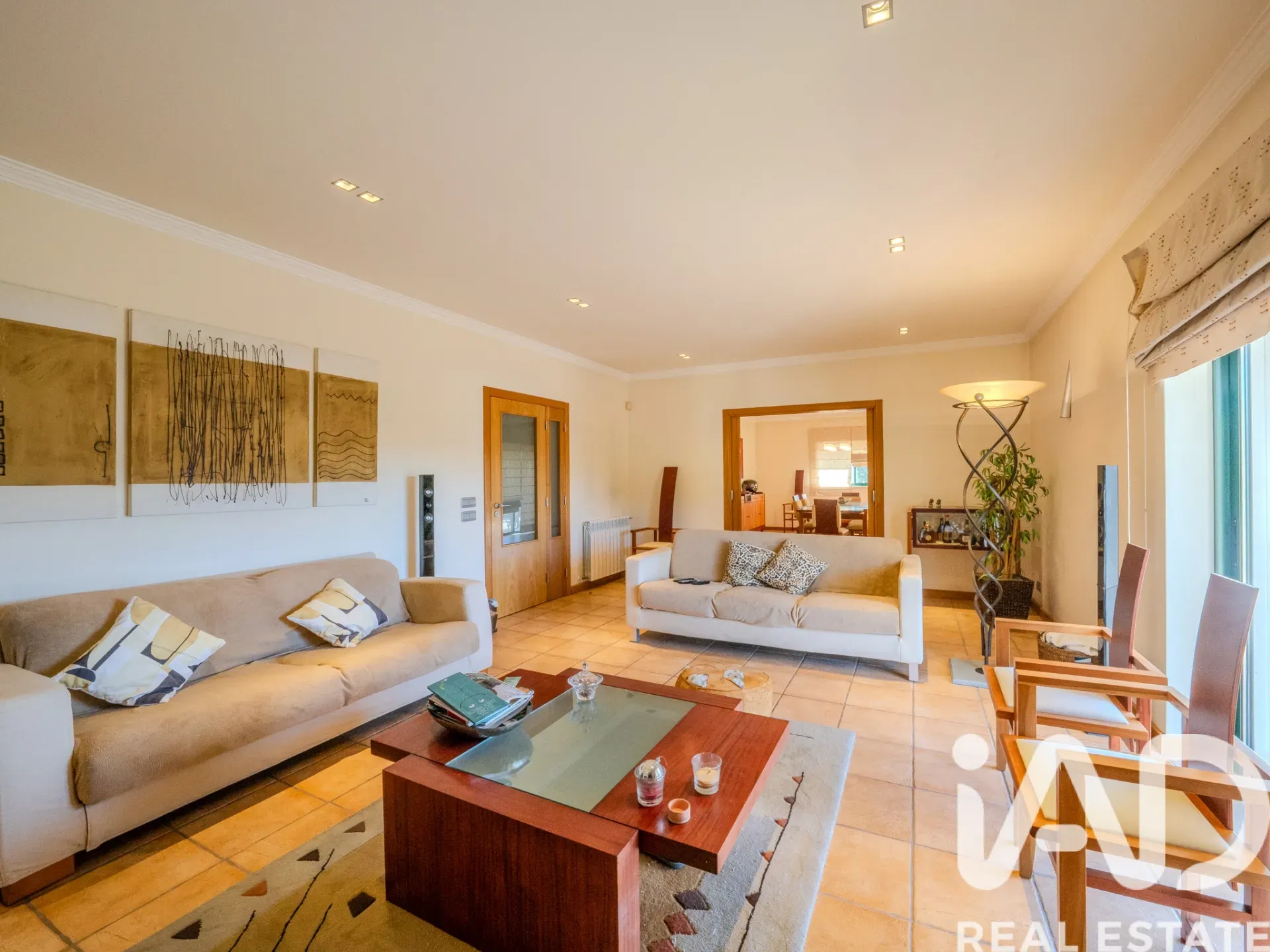 Spacious 6-Bedroom Villa with Expansive Gardens in Boa Vista, Portugal - Image 5