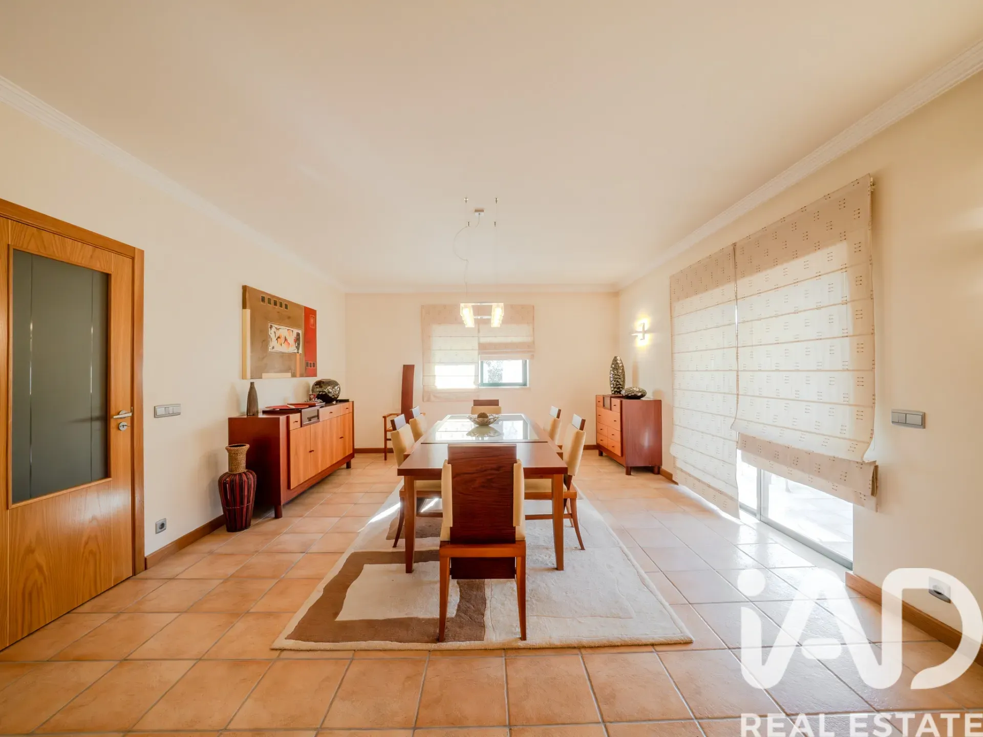 Spacious 6-Bedroom Villa with Expansive Gardens in Boa Vista, Portugal - View image 7 of 37