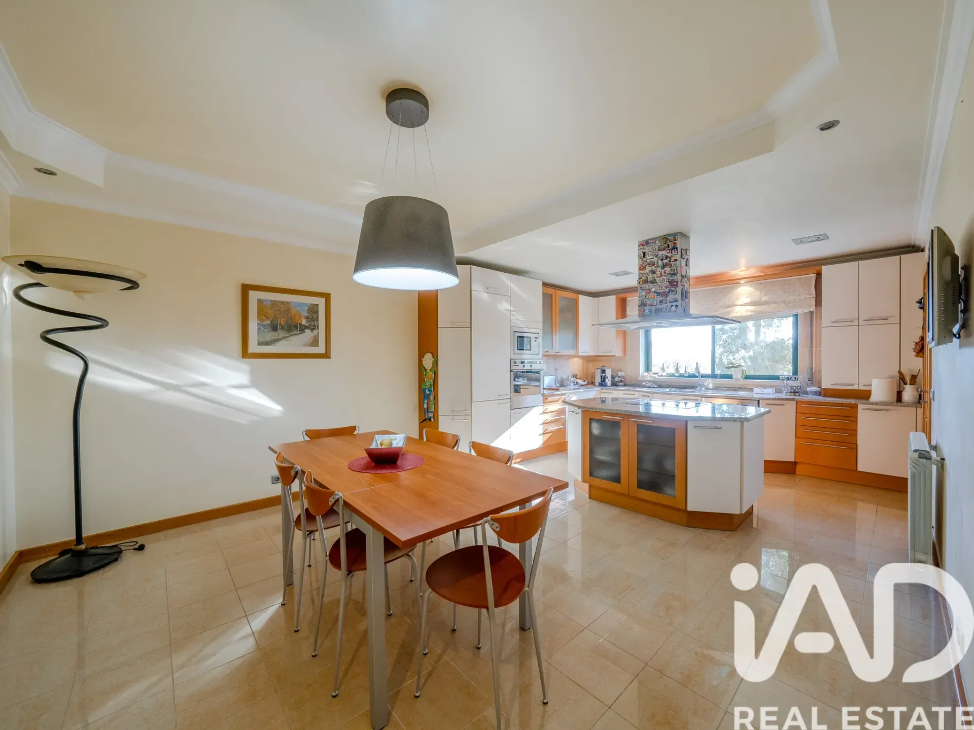 Spacious 6-Bedroom Villa with Expansive Gardens in Boa Vista, Portugal - View image 8 of 37