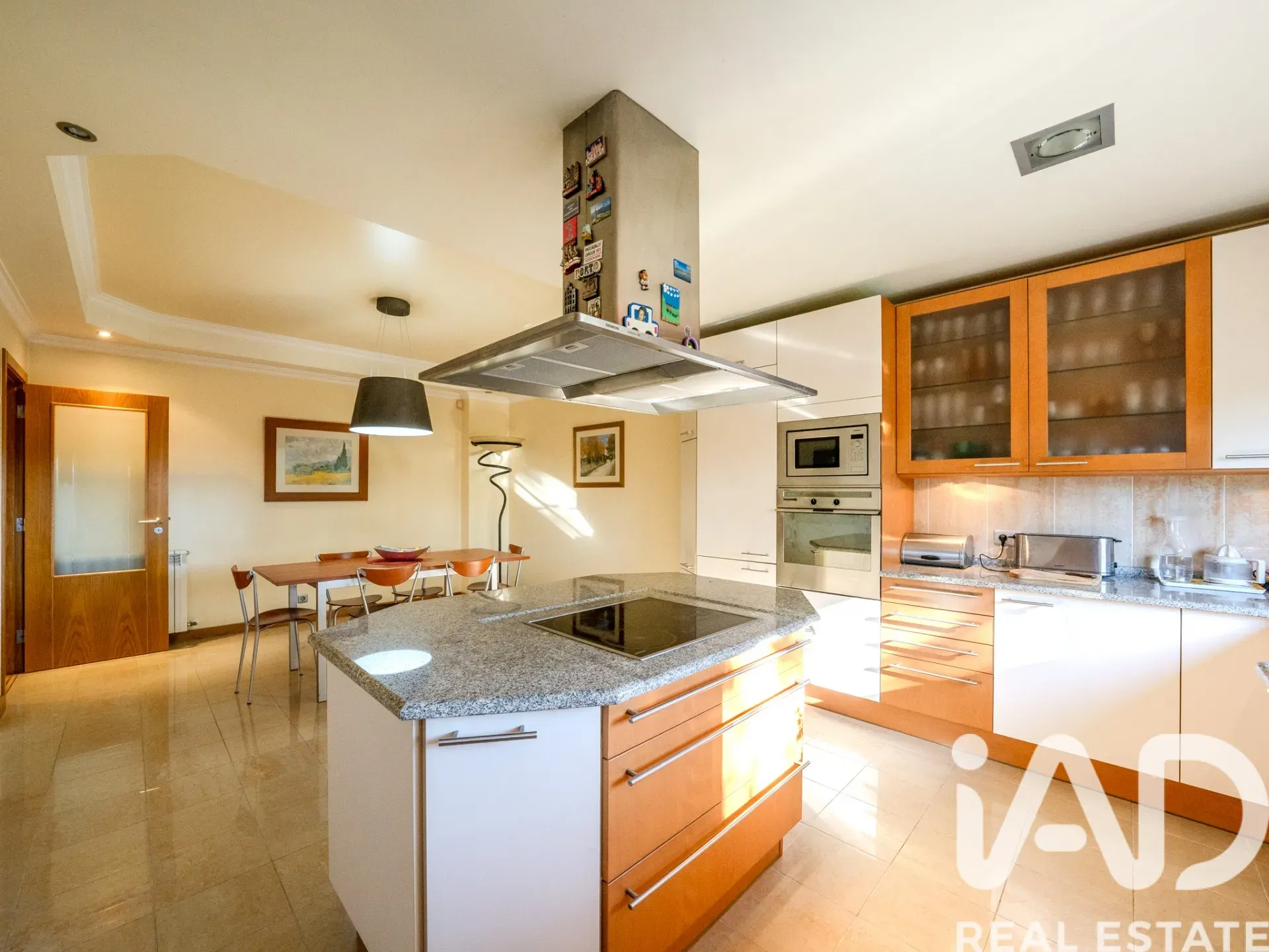 Spacious 6-Bedroom Villa with Expansive Gardens in Boa Vista, Portugal - View image 9 of 37