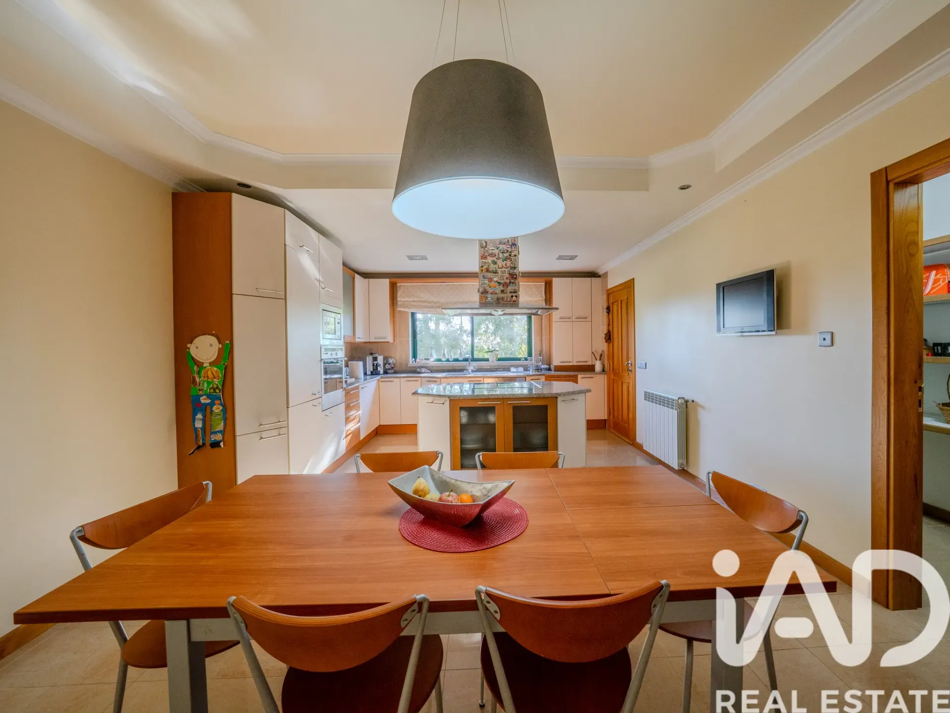 Spacious 6-Bedroom Villa with Expansive Gardens in Boa Vista, Portugal - View image 11 of 37