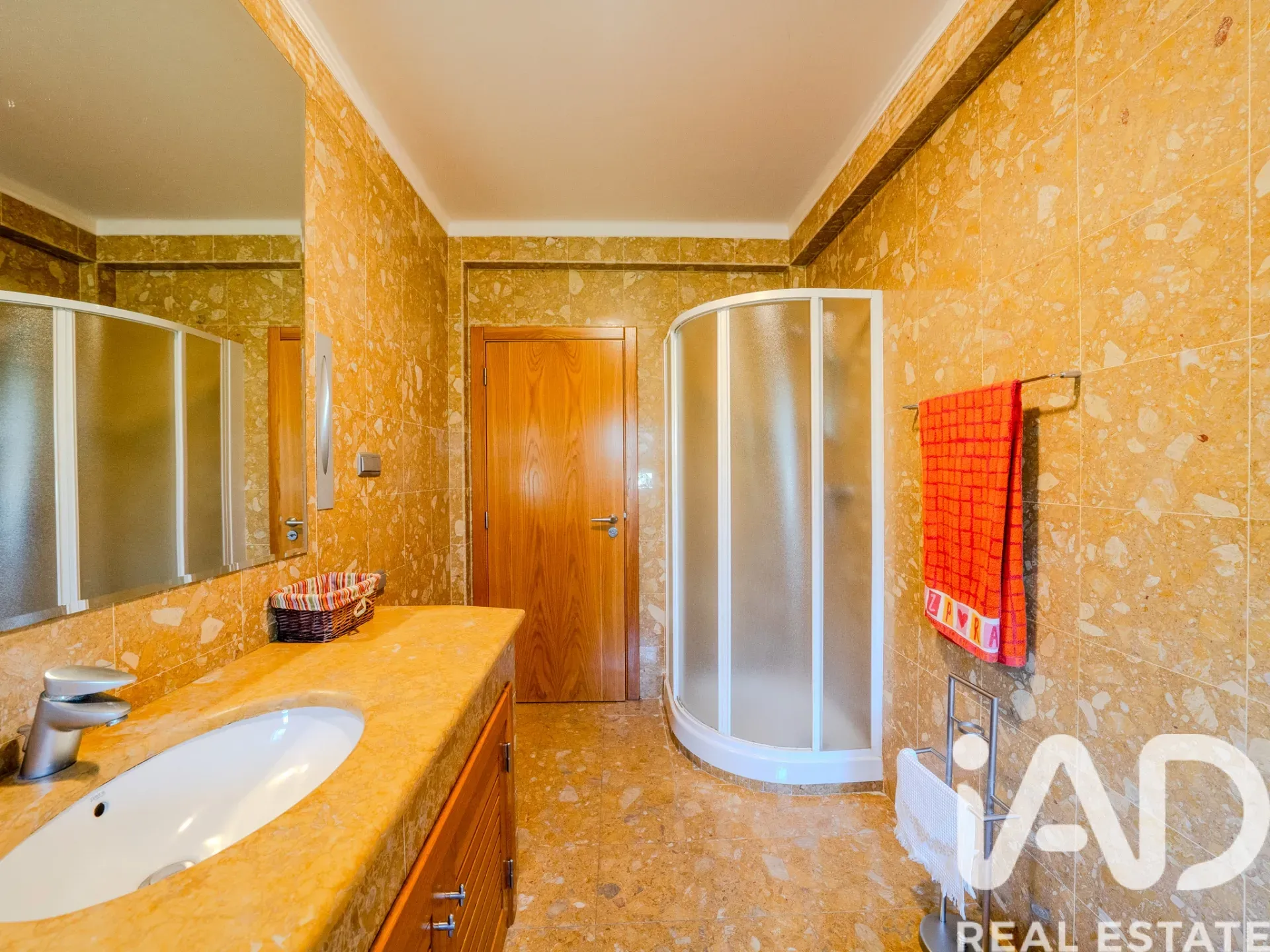 Spacious 6-Bedroom Villa with Expansive Gardens in Boa Vista, Portugal - View image 13 of 37