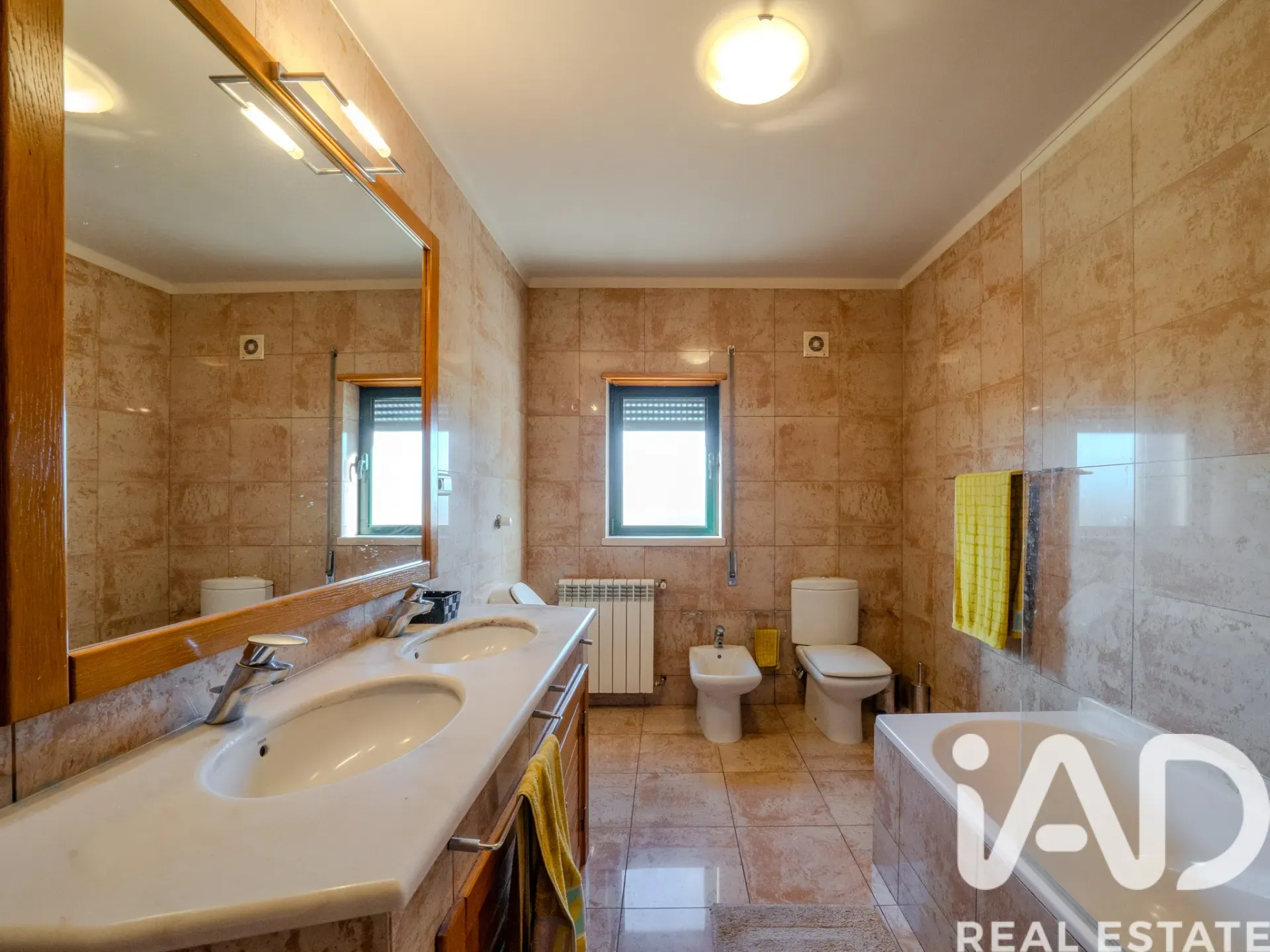 Spacious 6-Bedroom Villa with Expansive Gardens in Boa Vista, Portugal - View image 18 of 37