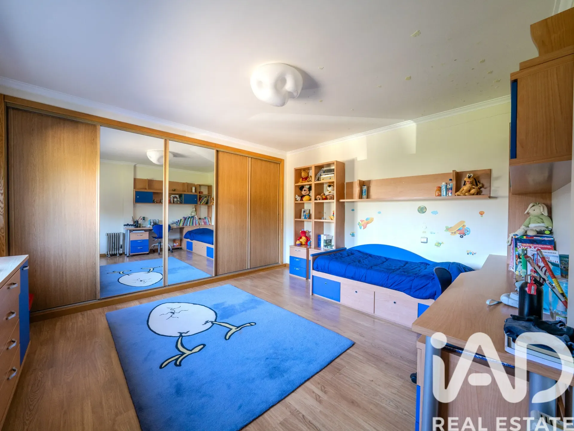 Spacious 6-Bedroom Villa with Expansive Gardens in Boa Vista, Portugal - View image 19 of 37