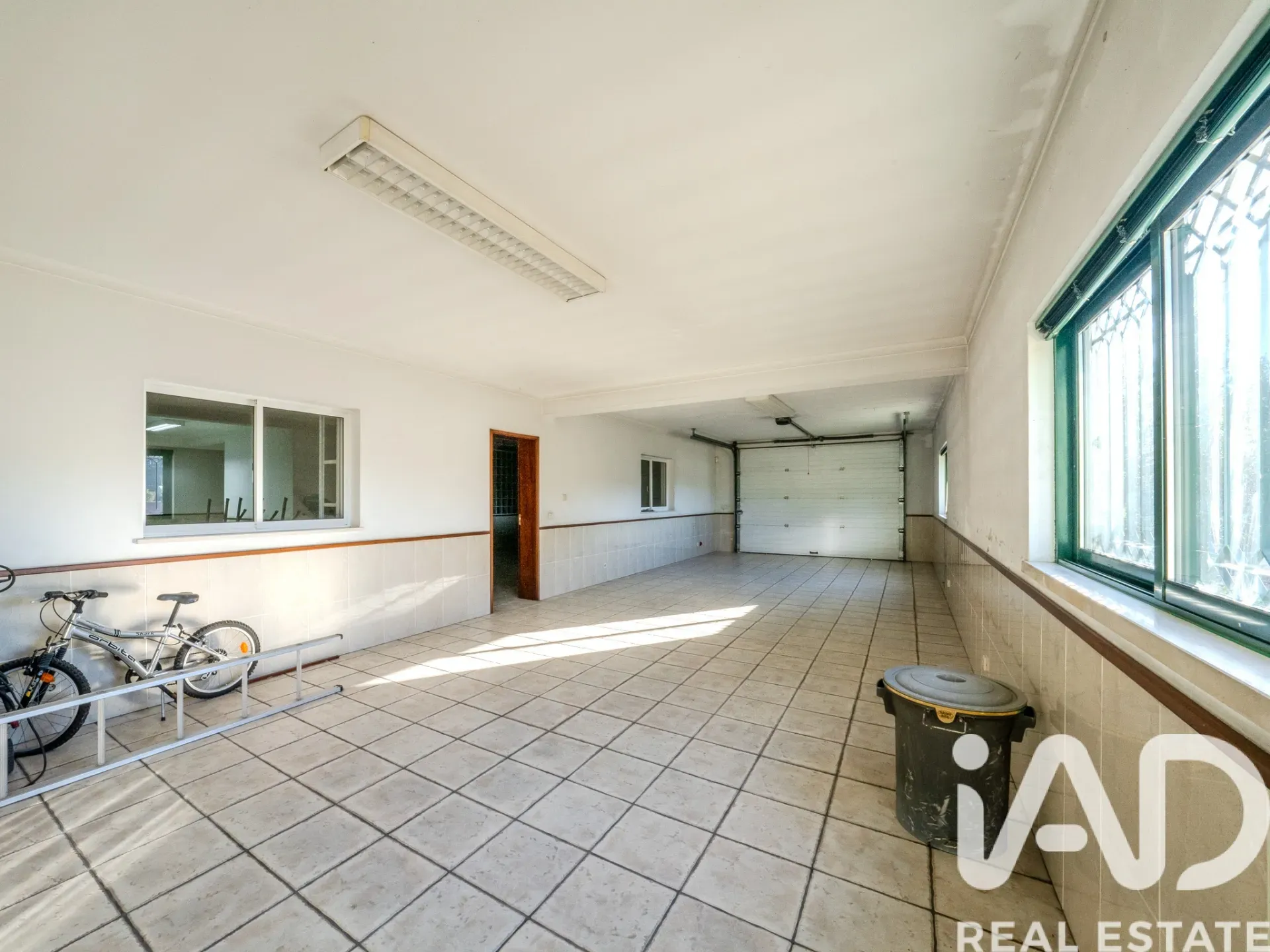 Spacious 6-Bedroom Villa with Expansive Gardens in Boa Vista, Portugal - View image 24 of 37