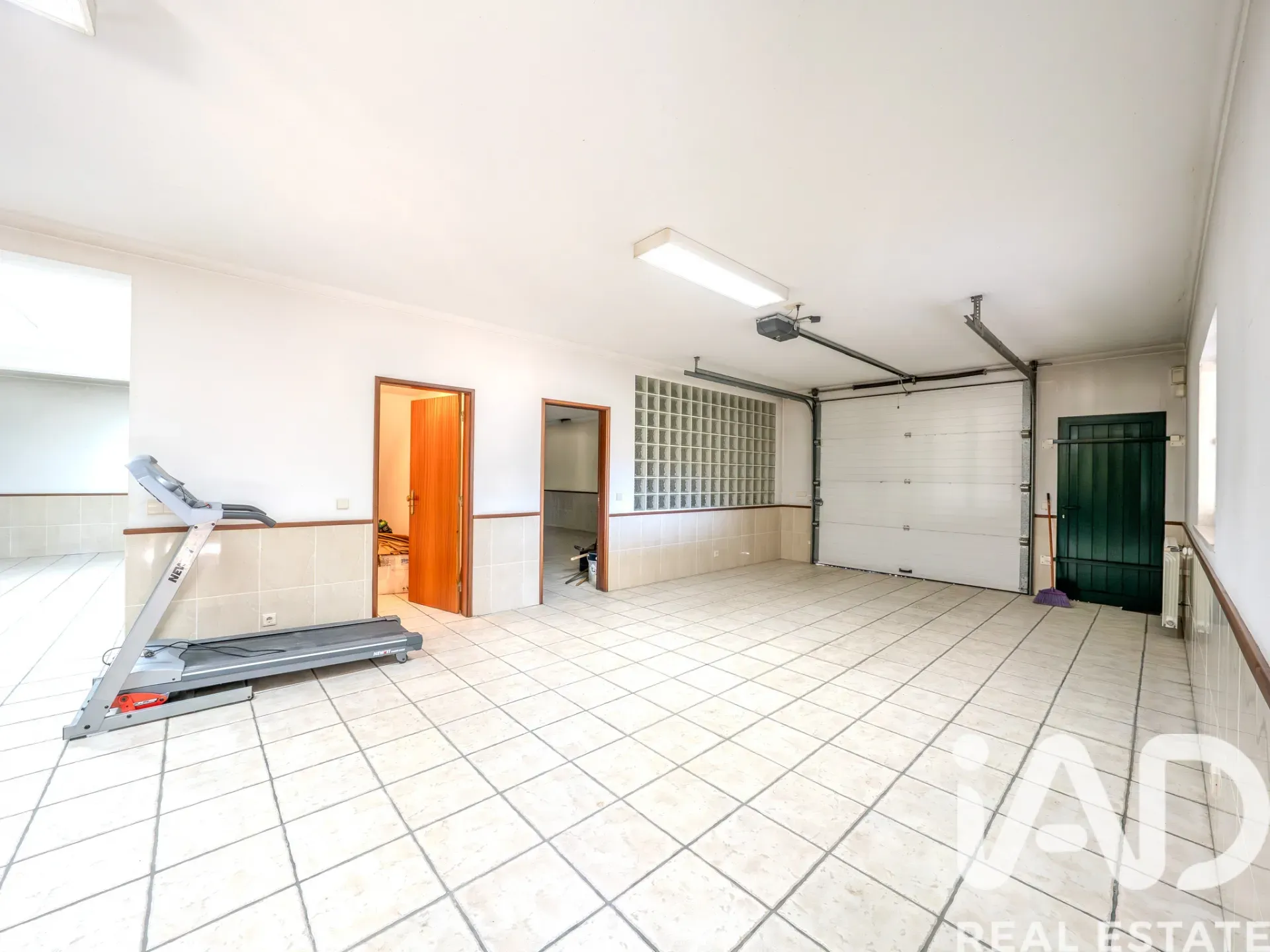 Spacious 6-Bedroom Villa with Expansive Gardens in Boa Vista, Portugal - View image 25 of 37