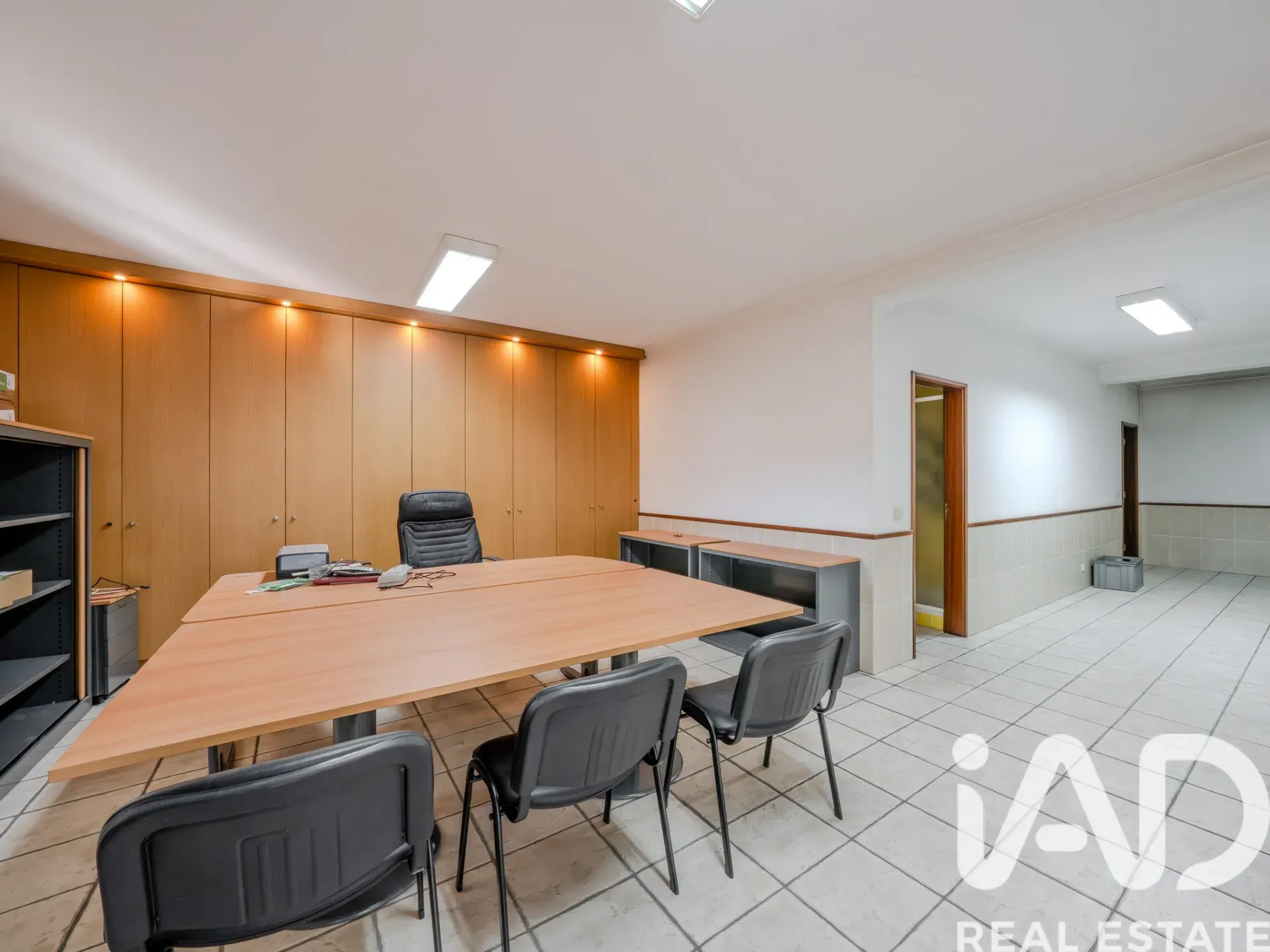 Spacious 6-Bedroom Villa with Expansive Gardens in Boa Vista, Portugal - View image 26 of 37