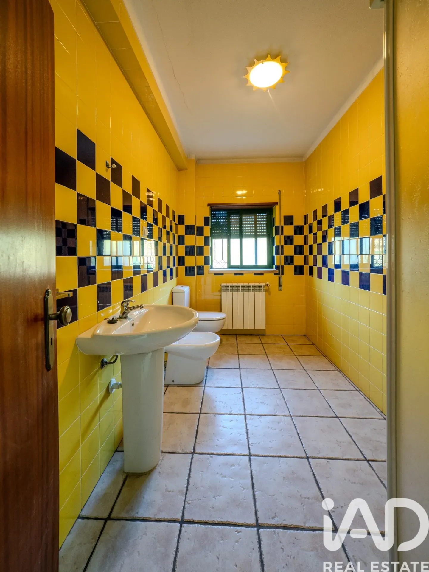 Spacious 6-Bedroom Villa with Expansive Gardens in Boa Vista, Portugal - View image 29 of 37