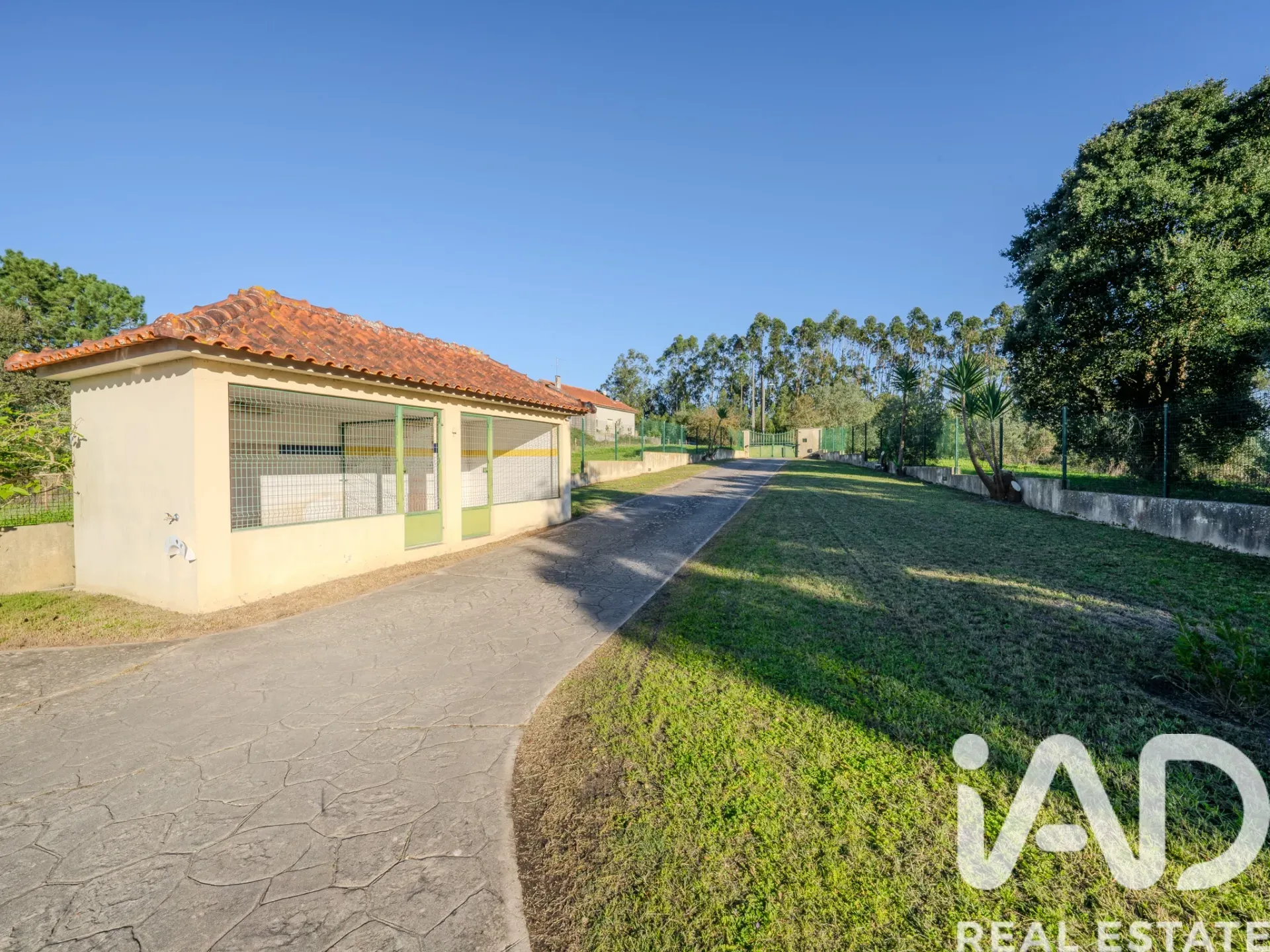Spacious 6-Bedroom Villa with Expansive Gardens in Boa Vista, Portugal - View image 33 of 37