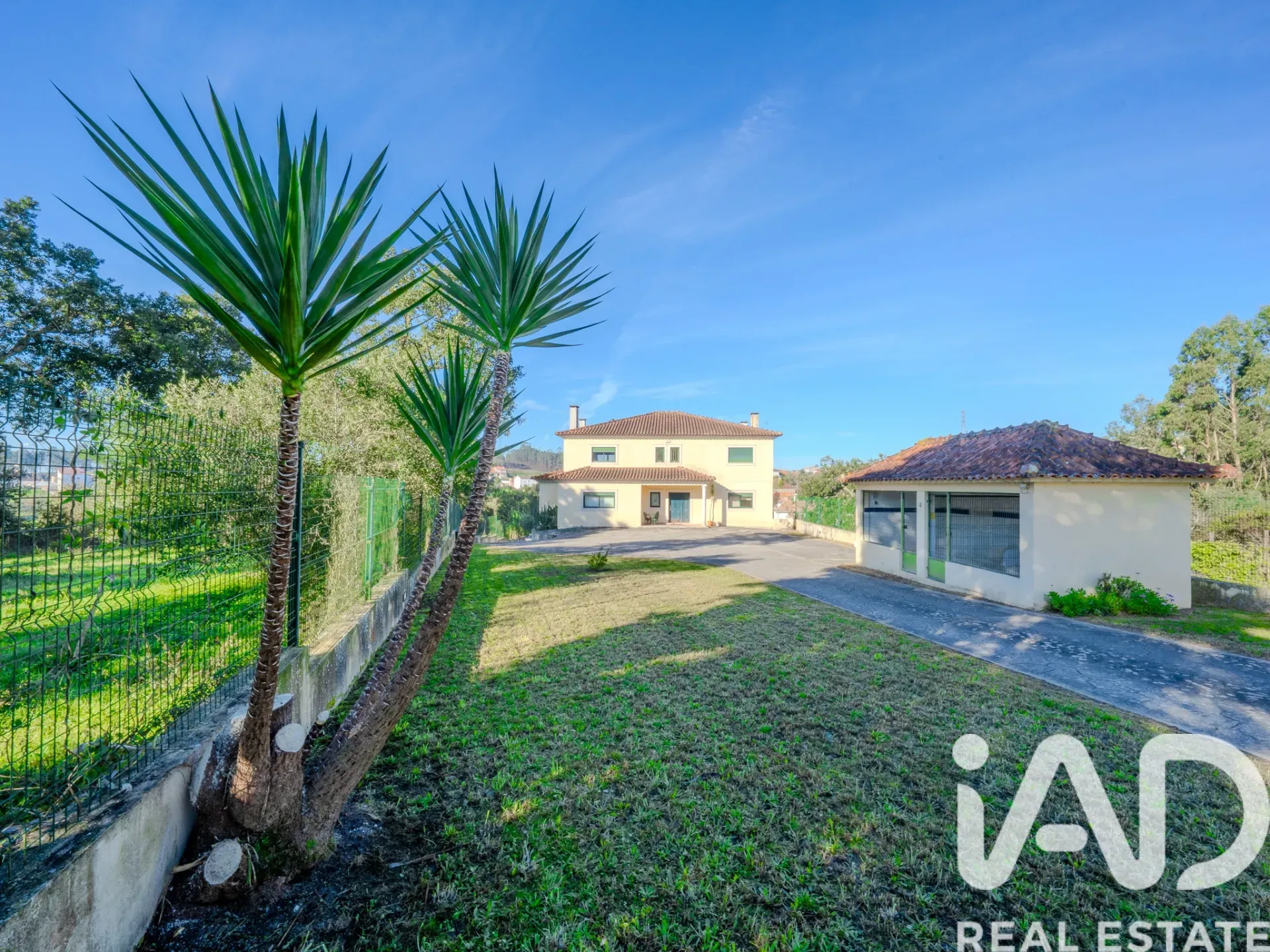 Spacious 6-Bedroom Villa with Expansive Gardens in Boa Vista, Portugal - View image 34 of 37