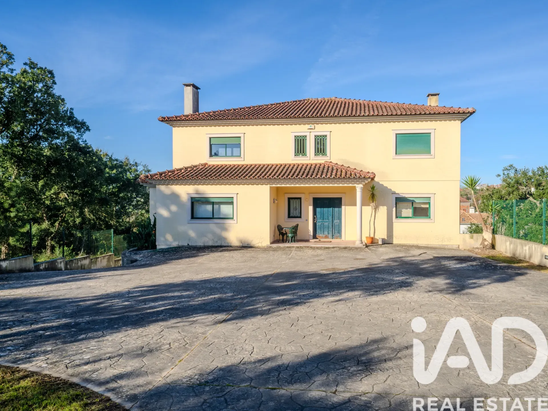 Spacious 6-Bedroom Villa with Expansive Gardens in Boa Vista, Portugal - View image 35 of 37