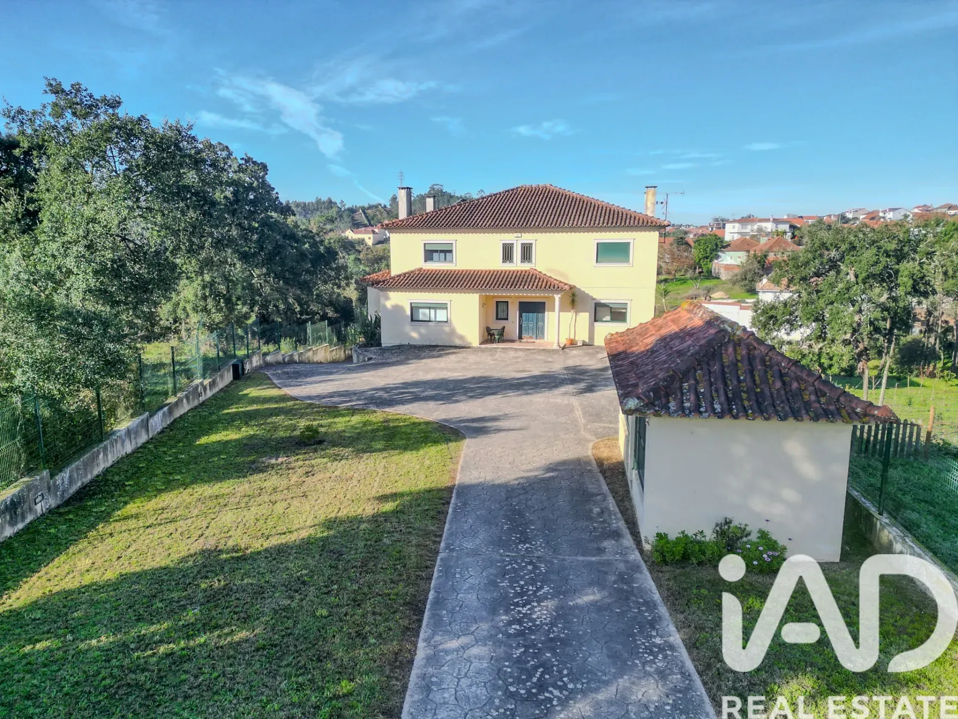 Spacious 6-Bedroom Villa with Expansive Gardens in Boa Vista, Portugal - View image 36 of 37