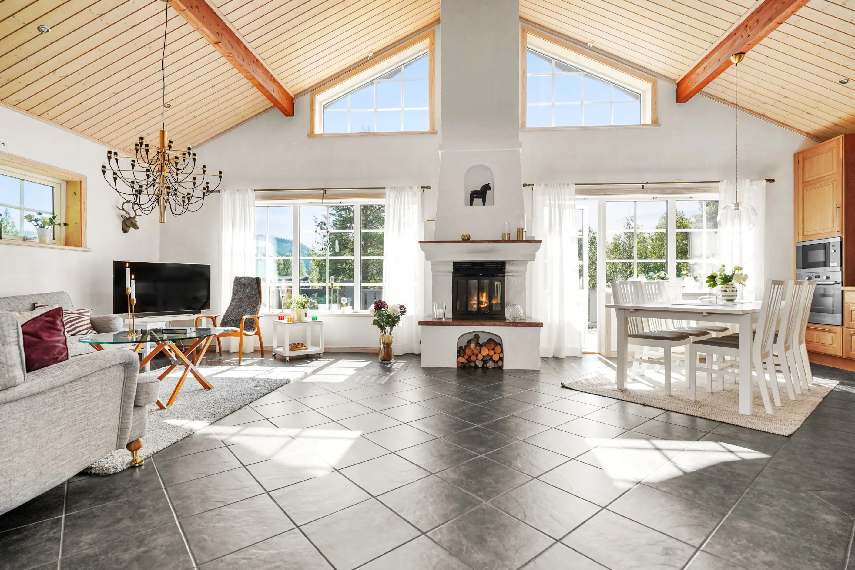 Modern 4-Bedroom Bungalow with Pool and Spacious Garden in Kläppen, Sweden - Image 5