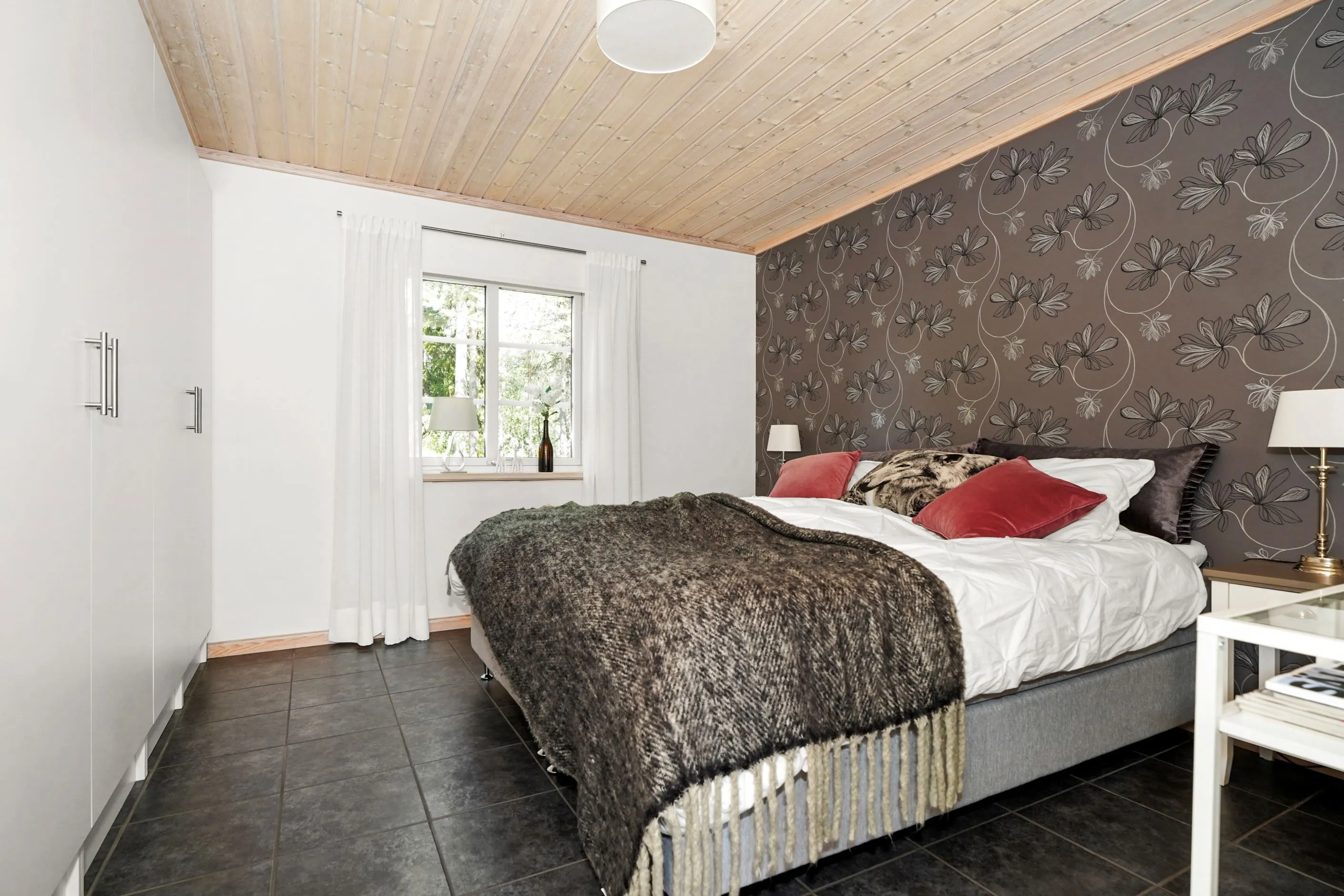 Modern 4-Bedroom Bungalow with Pool and Spacious Garden in Kläppen, Sweden - View image 9 of 35