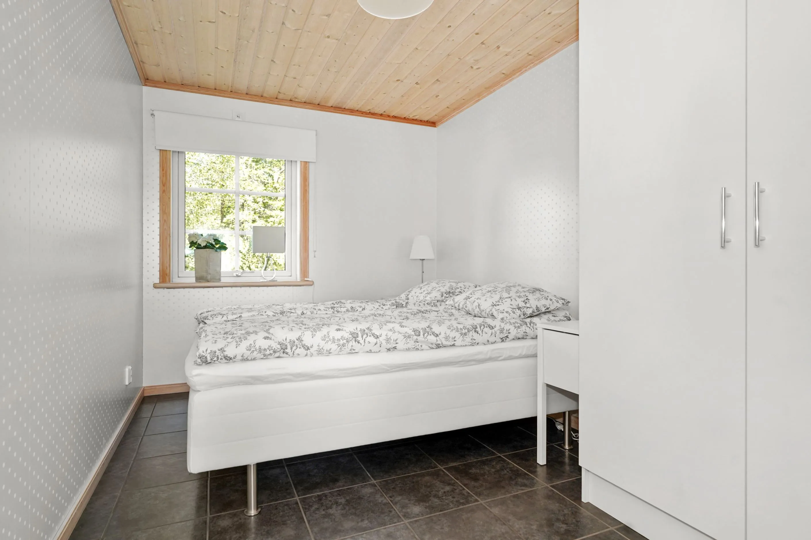 Modern 4-Bedroom Bungalow with Pool and Spacious Garden in Kläppen, Sweden - View image 10 of 35