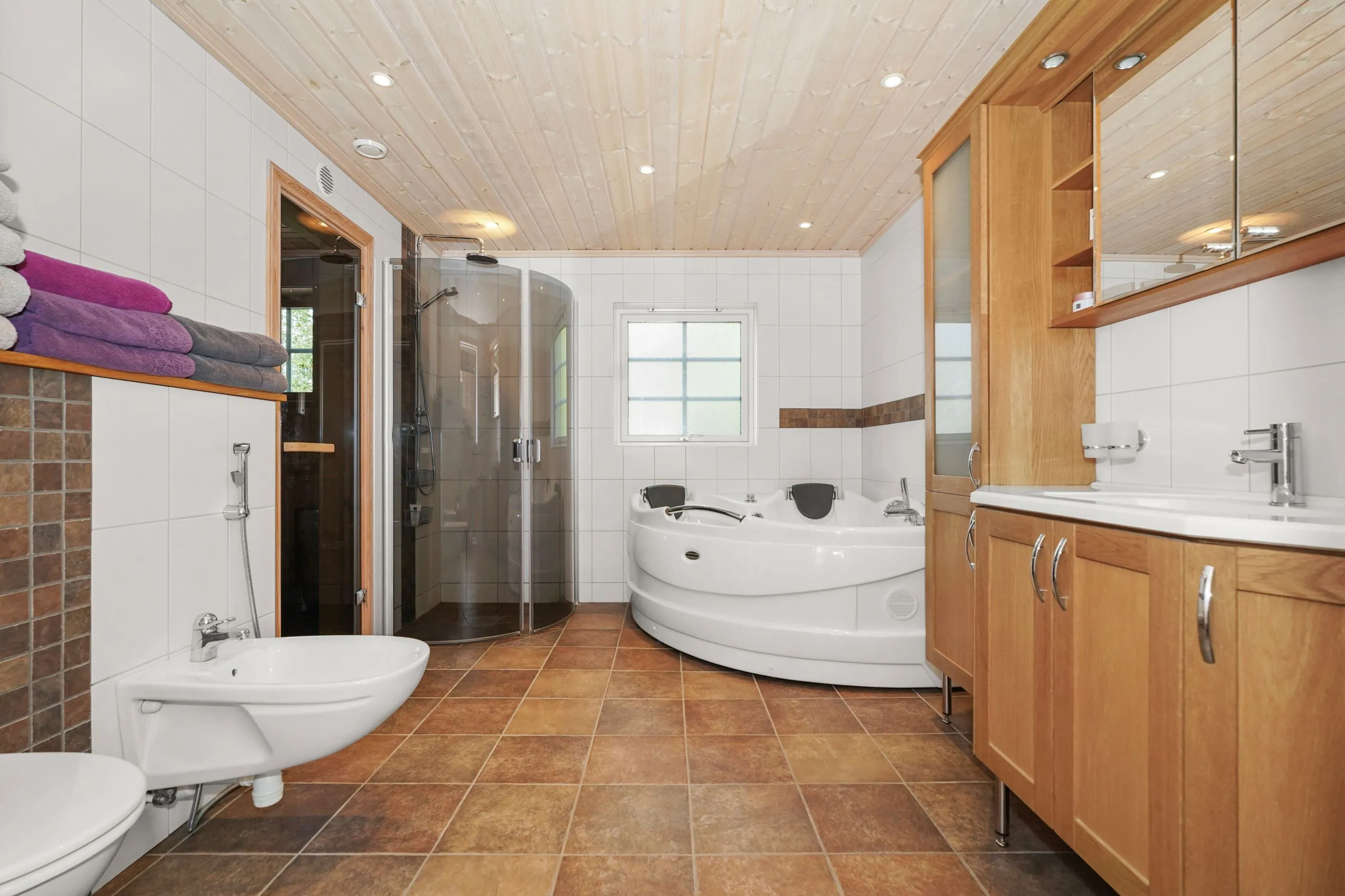 Modern 4-Bedroom Bungalow with Pool and Spacious Garden in Kläppen, Sweden - View image 11 of 35