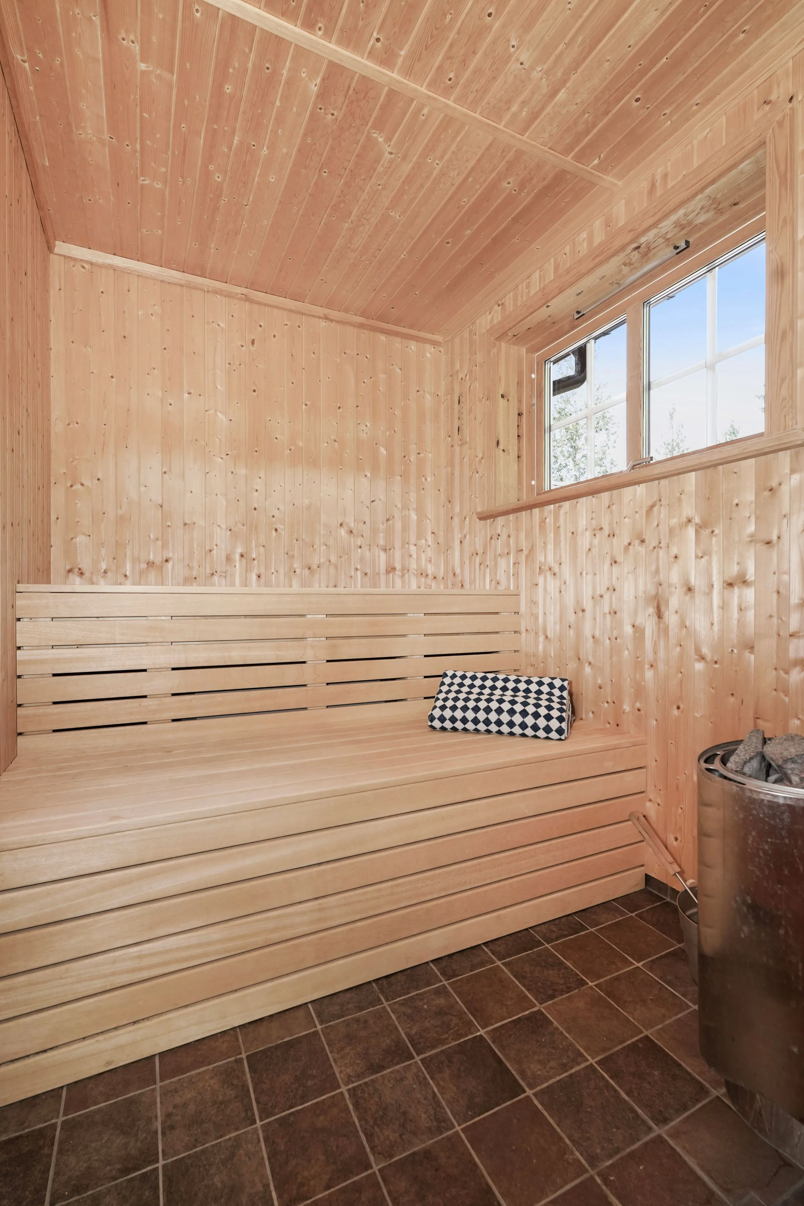 Modern 4-Bedroom Bungalow with Pool and Spacious Garden in Kläppen, Sweden - View image 13 of 35