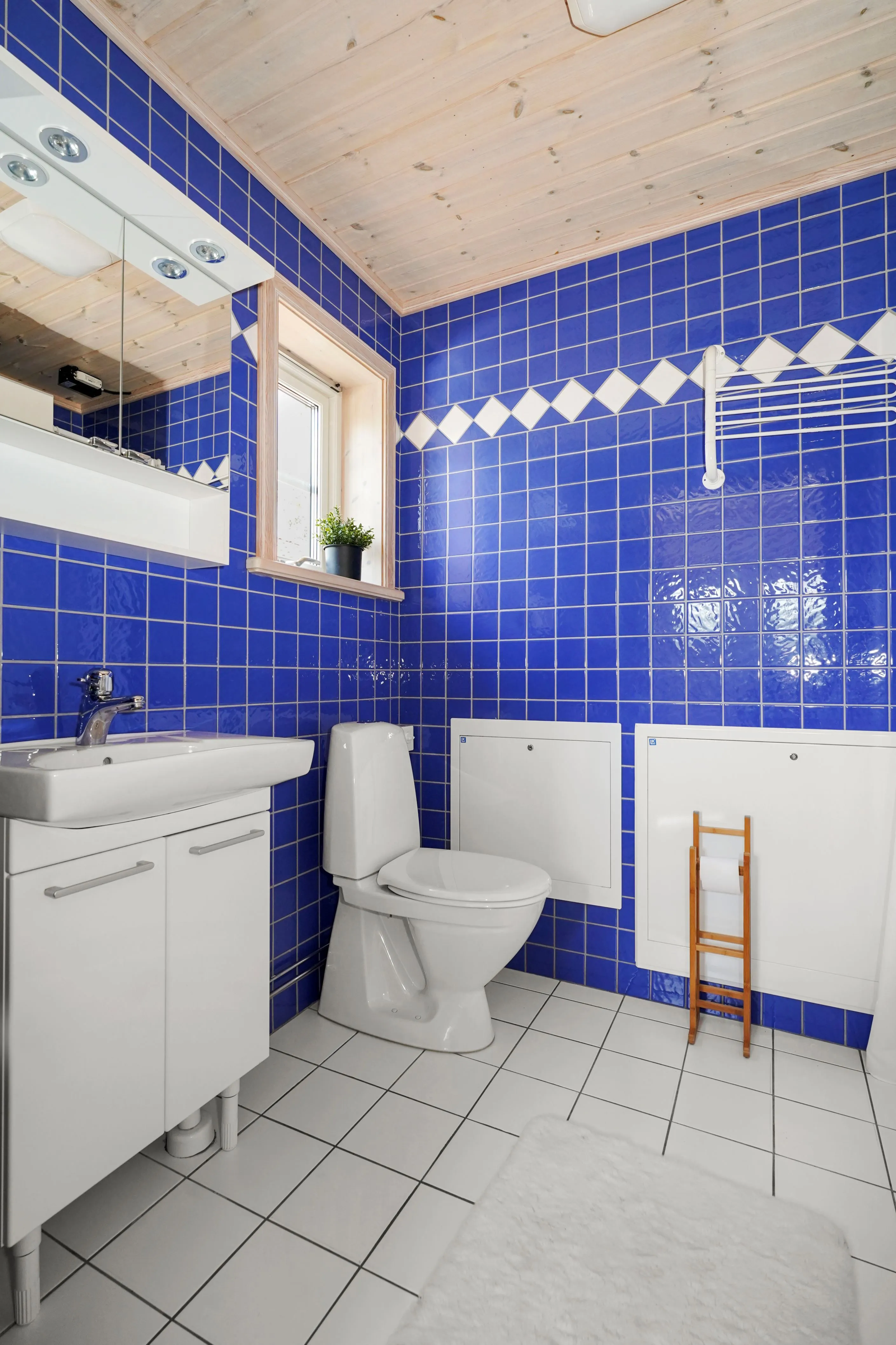 Modern 4-Bedroom Bungalow with Pool and Spacious Garden in Kläppen, Sweden - View image 14 of 35