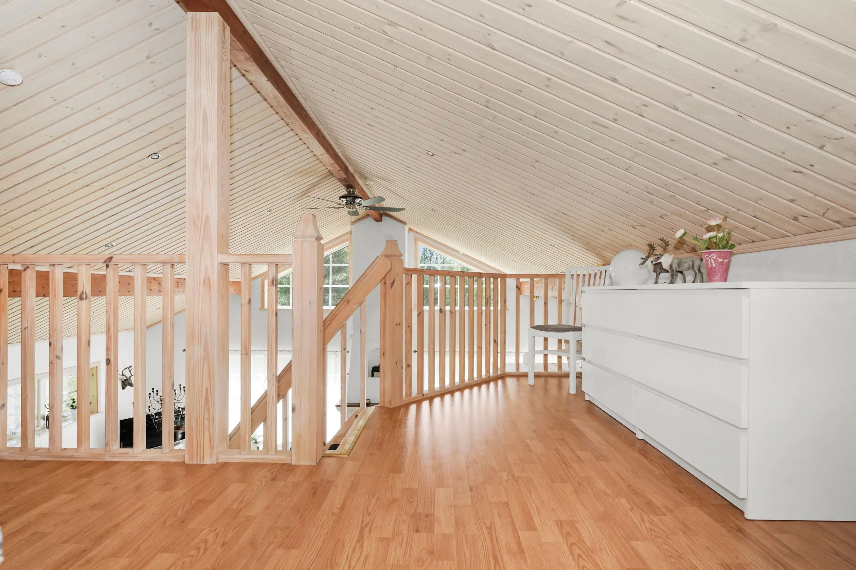 Modern 4-Bedroom Bungalow with Pool and Spacious Garden in Kläppen, Sweden - View image 16 of 35