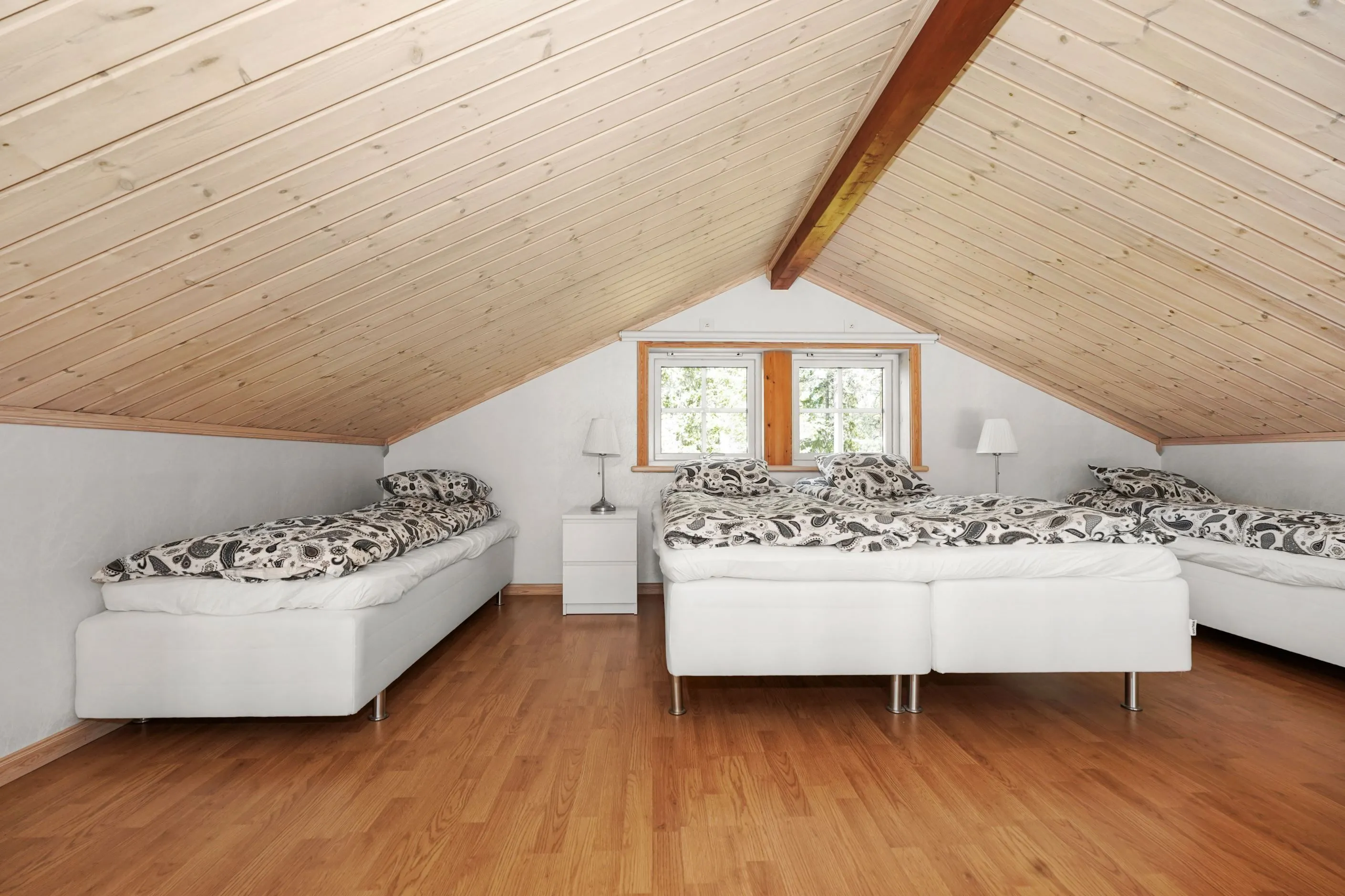 Modern 4-Bedroom Bungalow with Pool and Spacious Garden in Kläppen, Sweden - View image 17 of 35