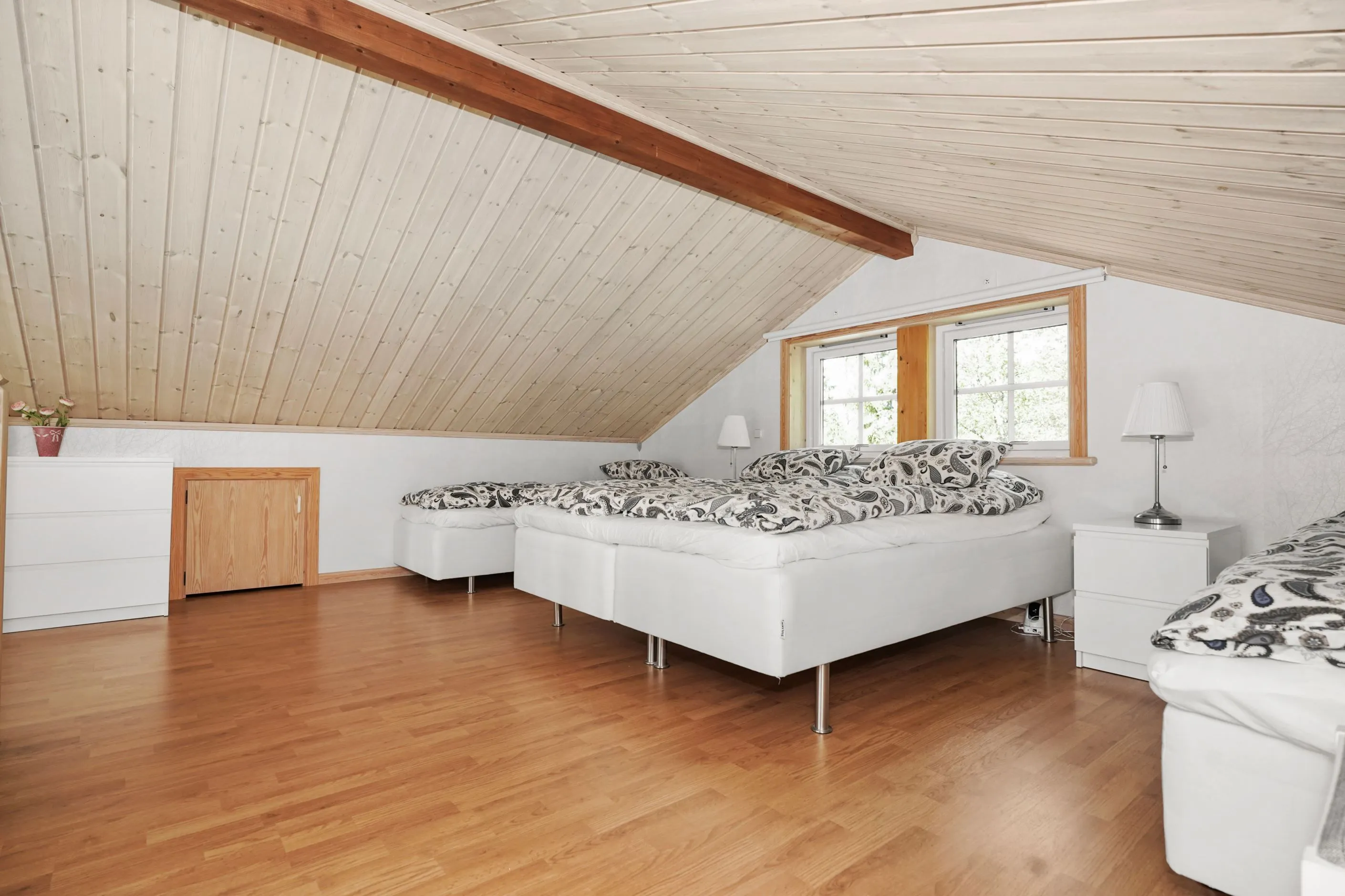 Modern 4-Bedroom Bungalow with Pool and Spacious Garden in Kläppen, Sweden - View image 18 of 35