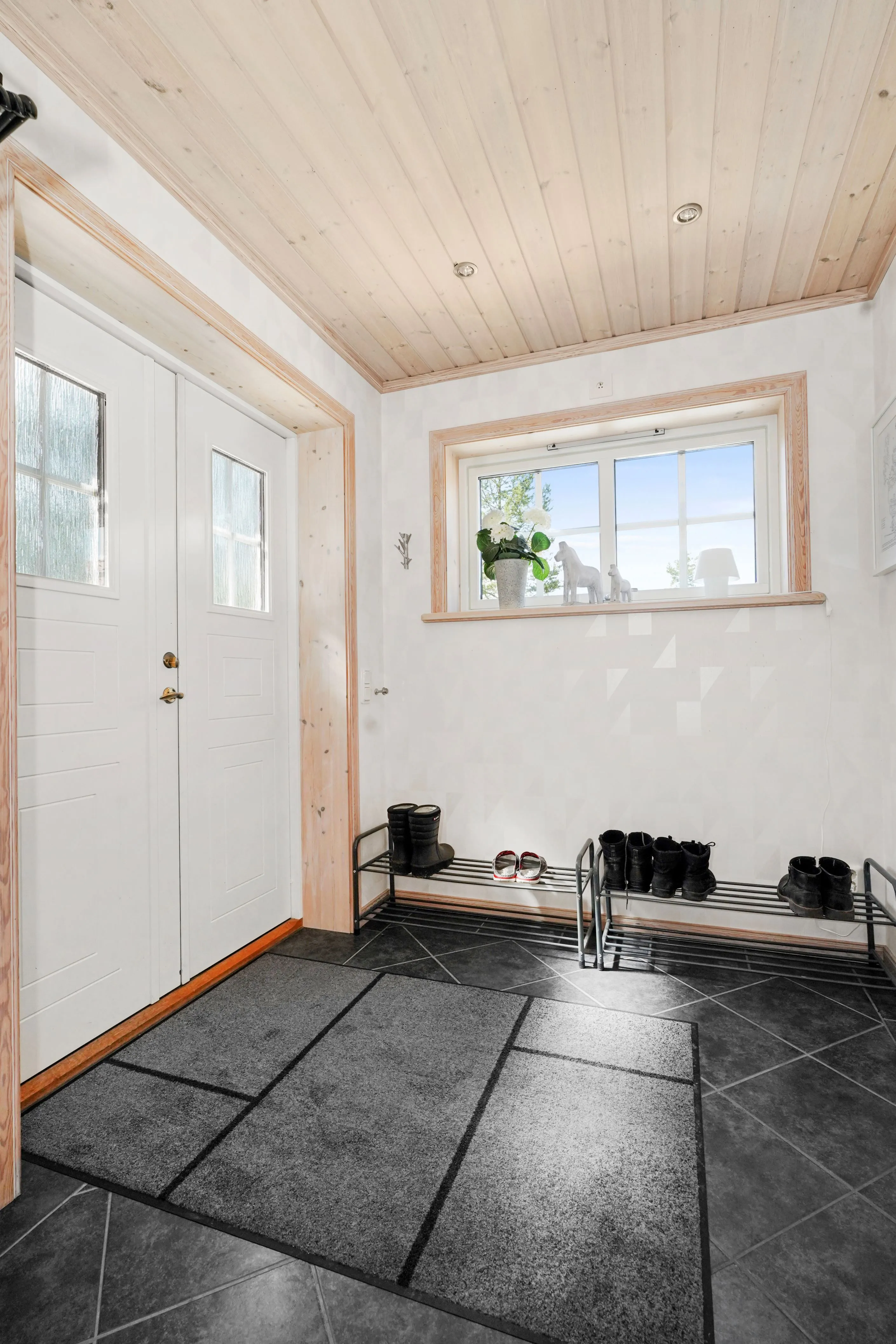 Modern 4-Bedroom Bungalow with Pool and Spacious Garden in Kläppen, Sweden - View image 19 of 35