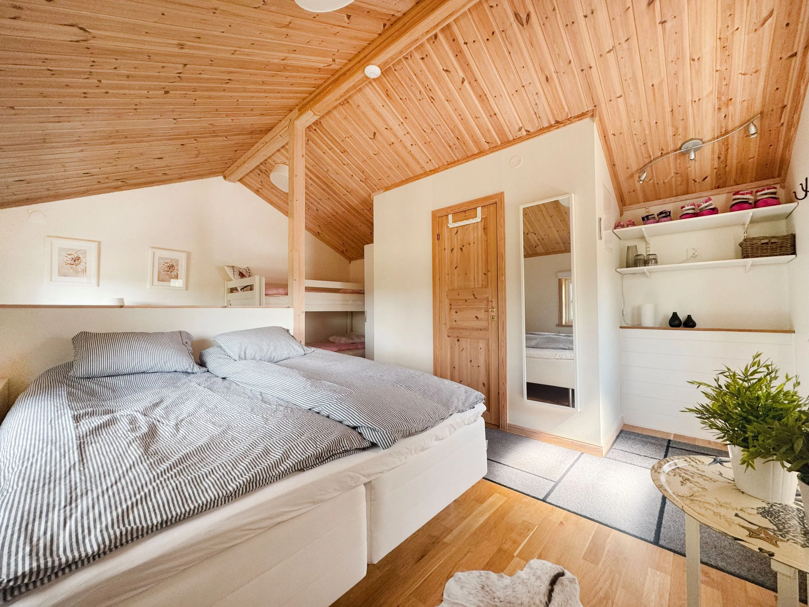 Modern 4-Bedroom Bungalow with Pool and Spacious Garden in Kläppen, Sweden - View image 23 of 35