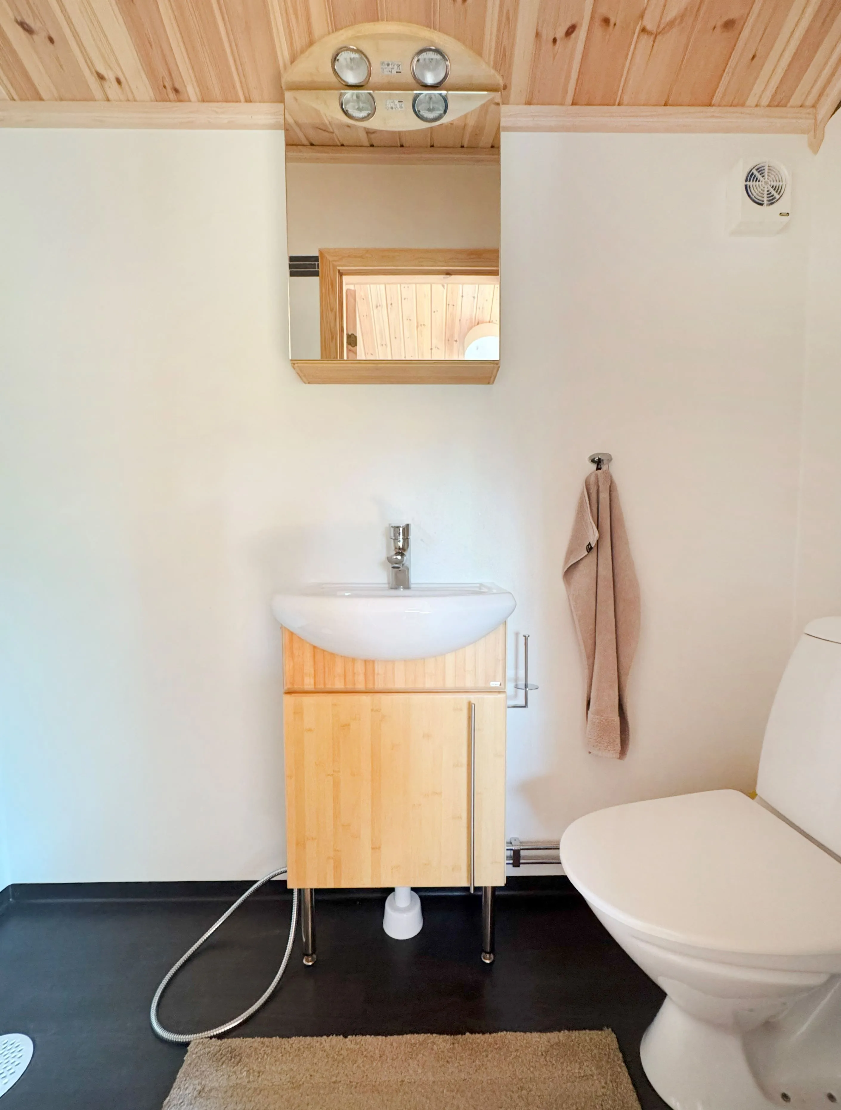 Modern 4-Bedroom Bungalow with Pool and Spacious Garden in Kläppen, Sweden - View image 25 of 35