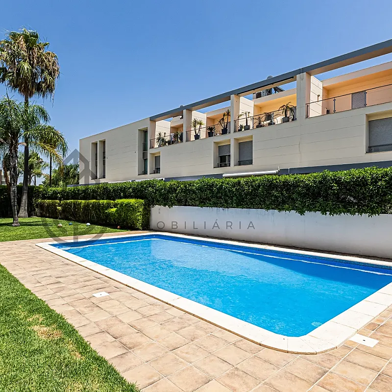 4-Bedroom Townhouse with Pool and Garden in Ferreiras, Faro