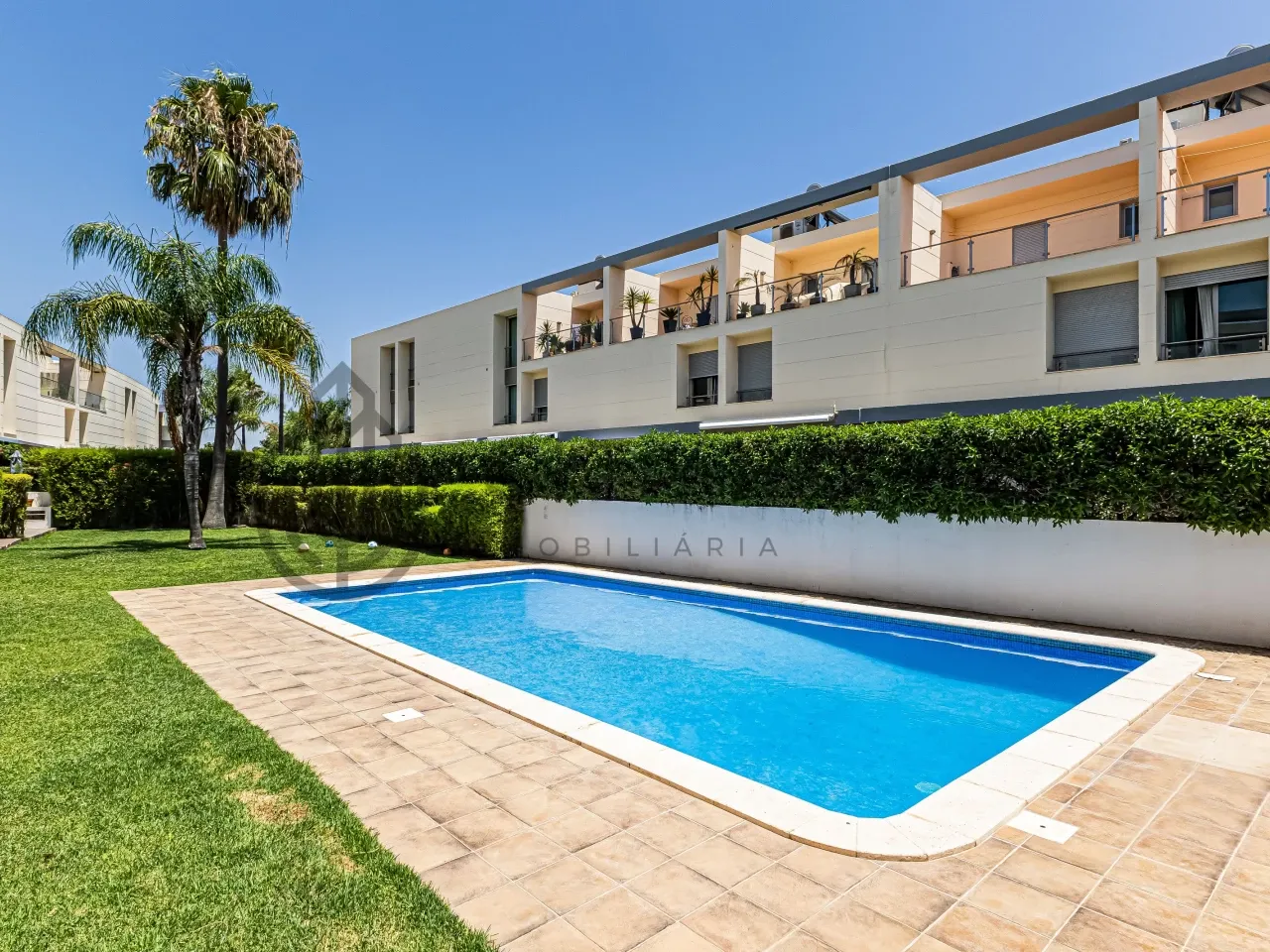 4-Bedroom Townhouse with Pool and Garden in Ferreiras, Faro - Image 1