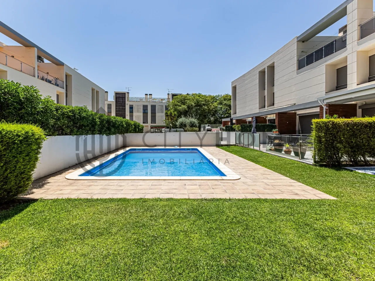 4-Bedroom Townhouse with Pool and Garden in Ferreiras, Faro - Image 2