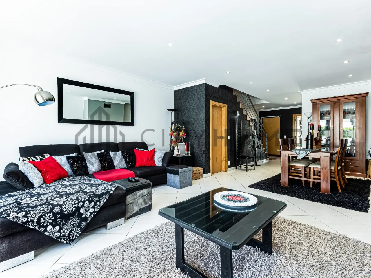 4-Bedroom Townhouse with Pool and Garden in Ferreiras, Faro - View image 6 of 26