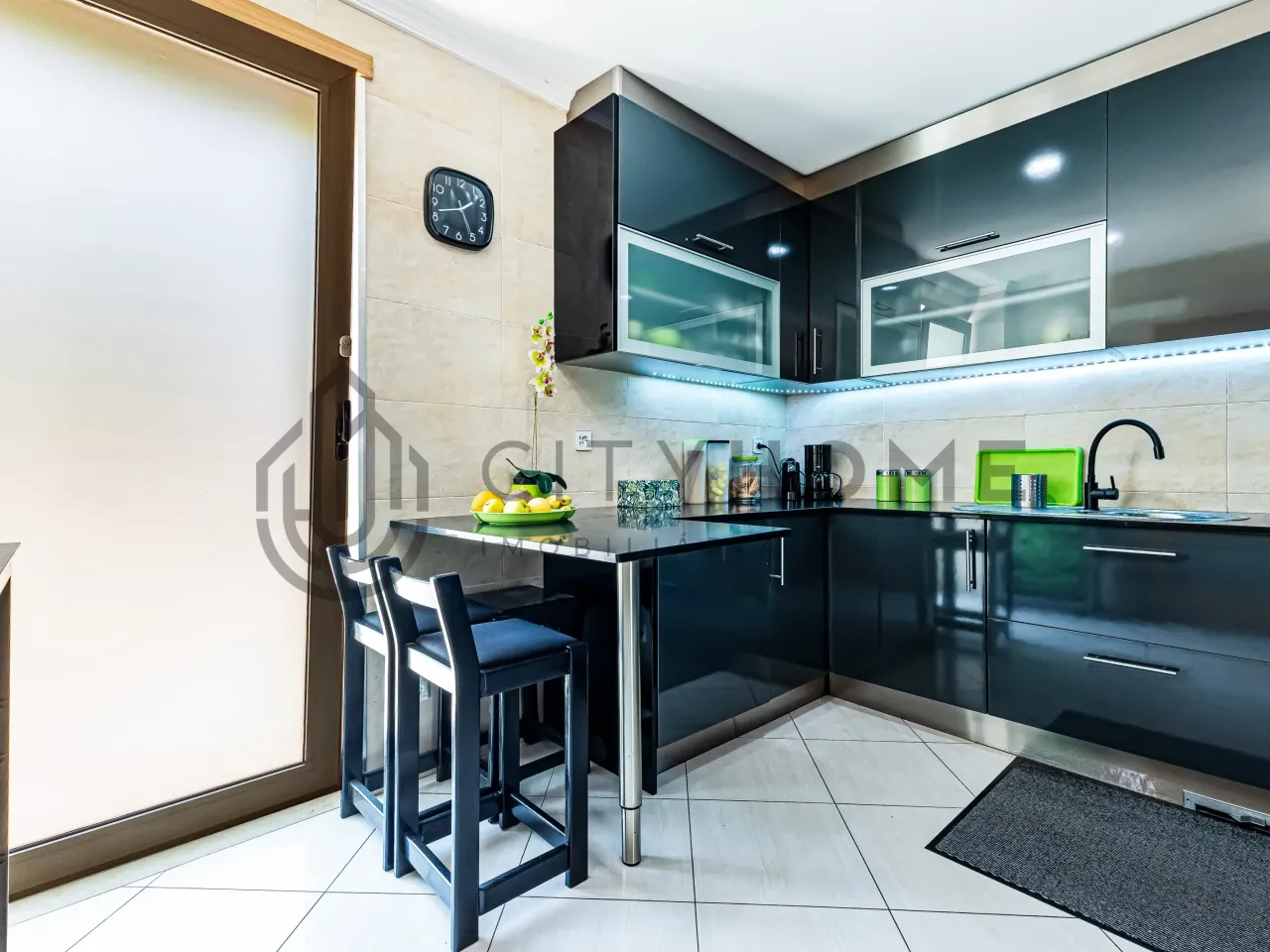 4-Bedroom Townhouse with Pool and Garden in Ferreiras, Faro - View image 9 of 26