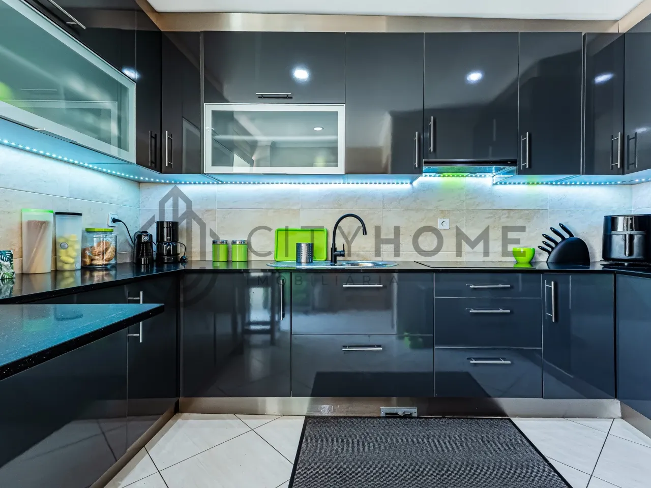 4-Bedroom Townhouse with Pool and Garden in Ferreiras, Faro - View image 10 of 26