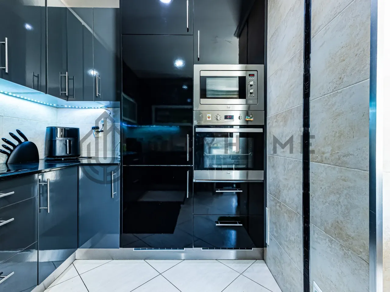 4-Bedroom Townhouse with Pool and Garden in Ferreiras, Faro - View image 11 of 26