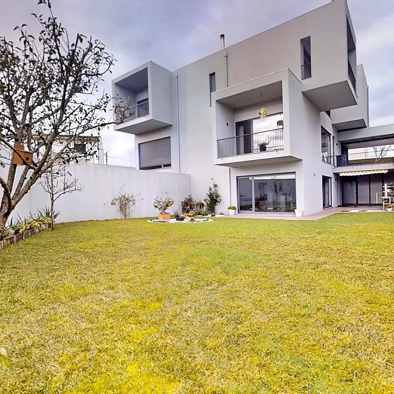 Contemporary 4-Bedroom House in Castêlo da Maia with Garden and Terraces