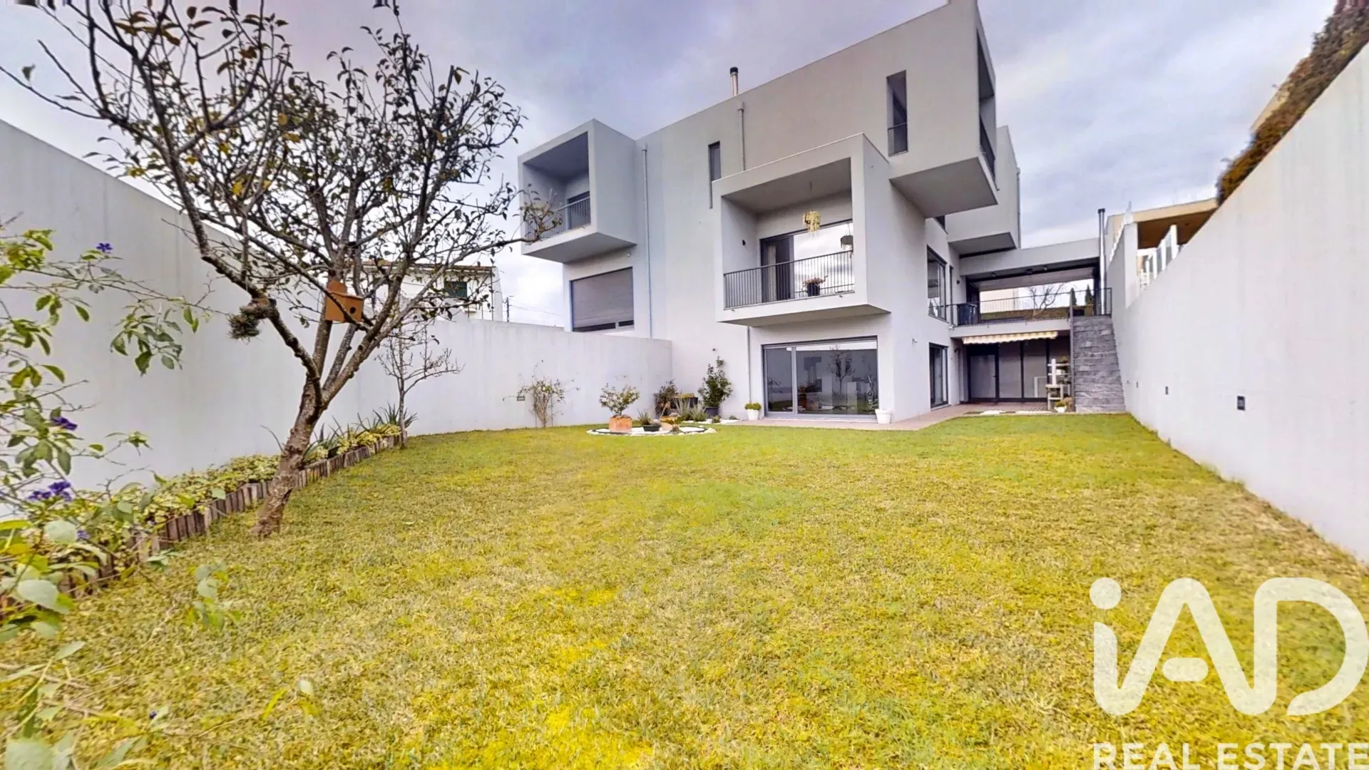 Contemporary 4-Bedroom House in Castêlo da Maia with Garden and Terraces - Image 1
