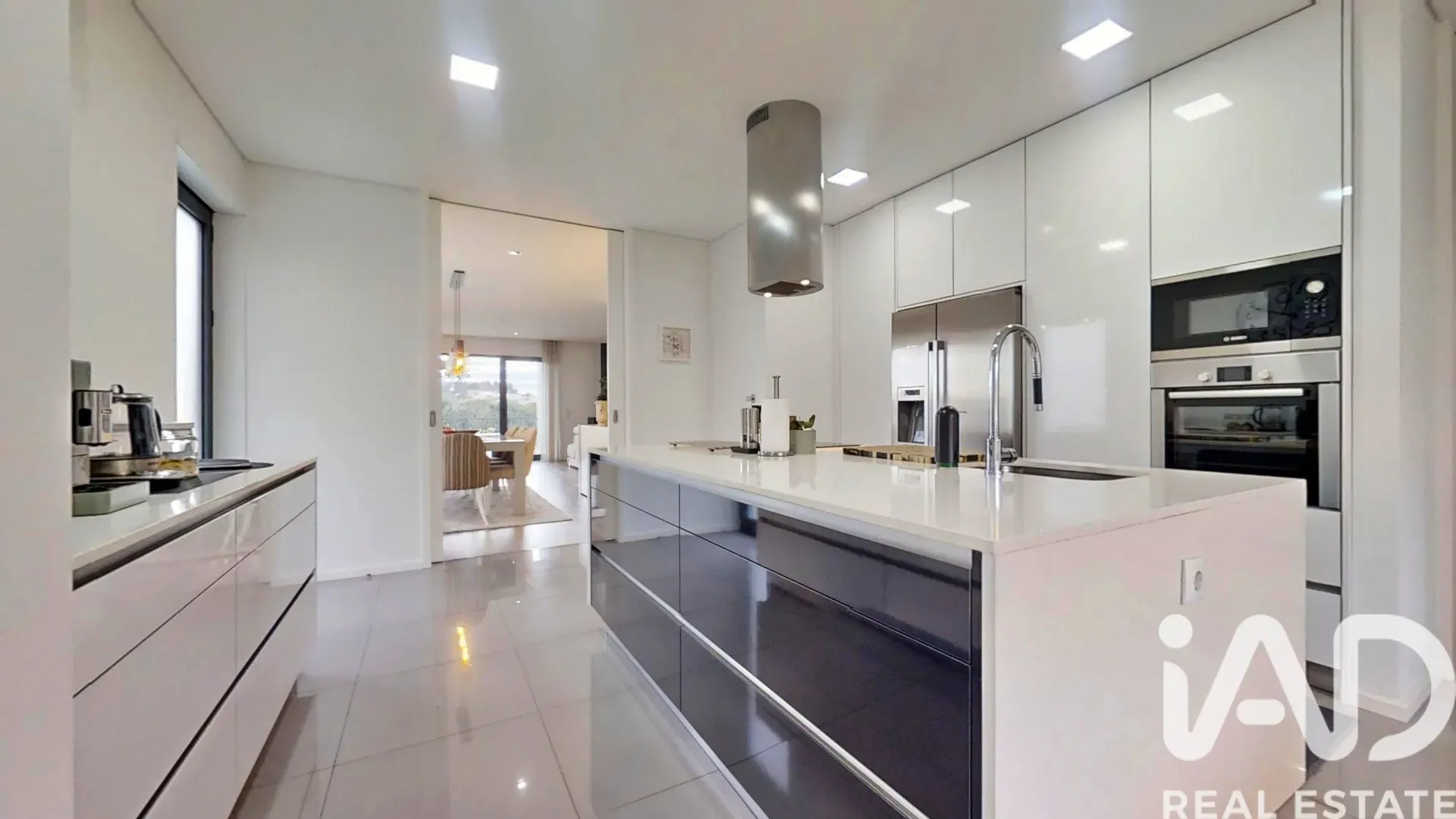 Contemporary 4-Bedroom House in Castêlo da Maia with Garden and Terraces - View image 7 of 40