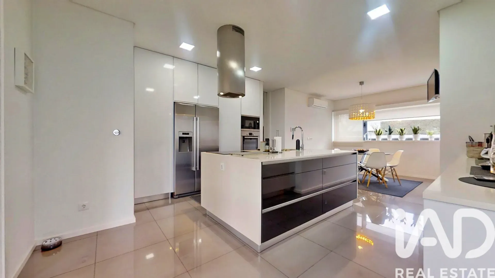 Contemporary 4-Bedroom House in Castêlo da Maia with Garden and Terraces - View image 9 of 40