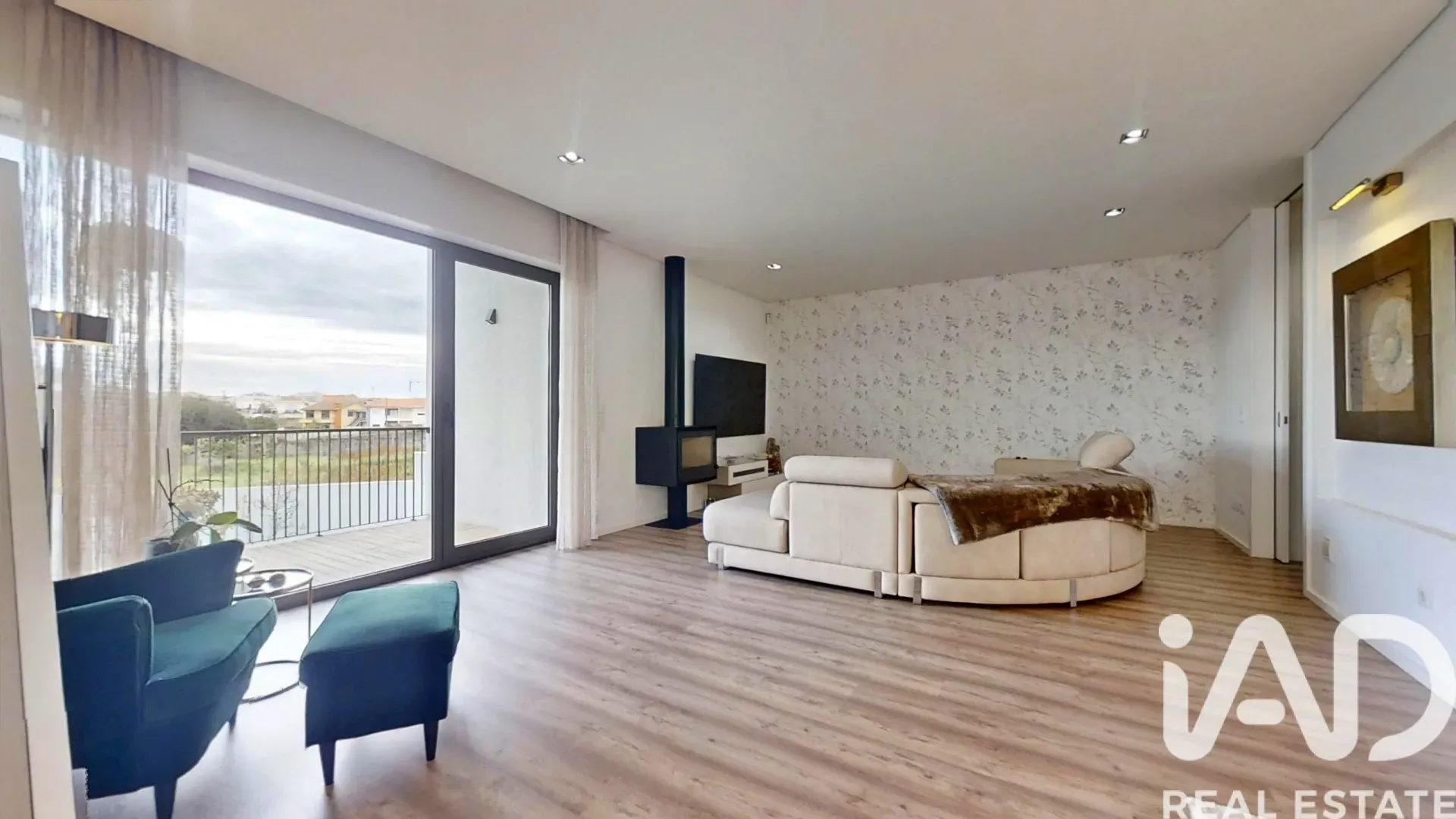 Contemporary 4-Bedroom House in Castêlo da Maia with Garden and Terraces - View image 13 of 40