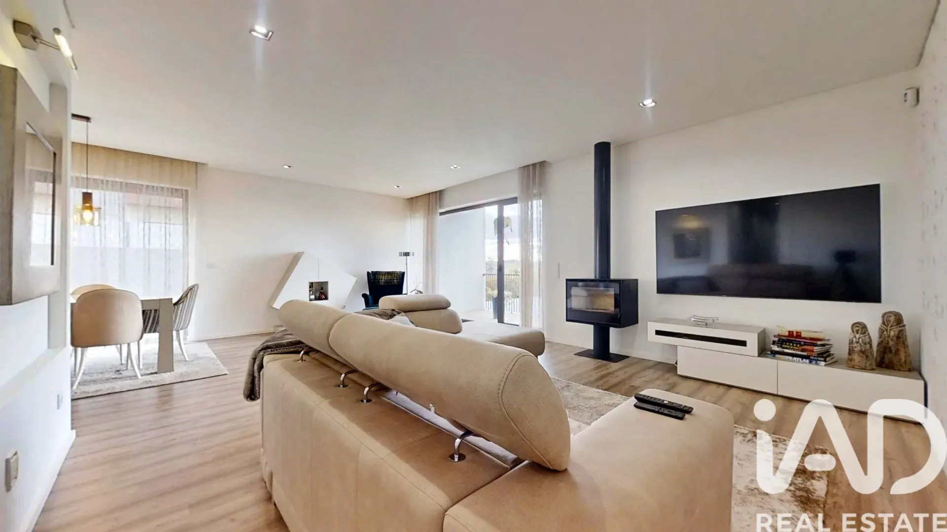 Contemporary 4-Bedroom House in Castêlo da Maia with Garden and Terraces - View image 16 of 40