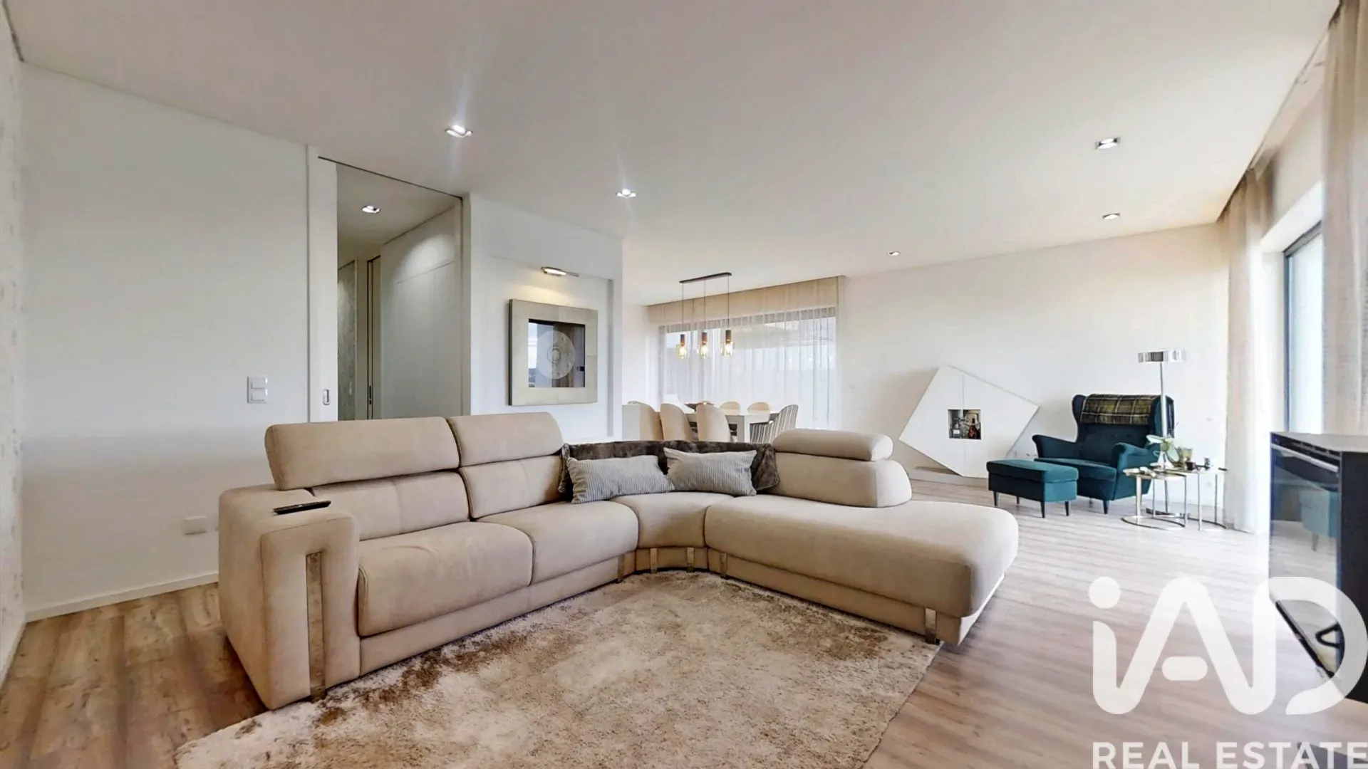 Contemporary 4-Bedroom House in Castêlo da Maia with Garden and Terraces - View image 17 of 40