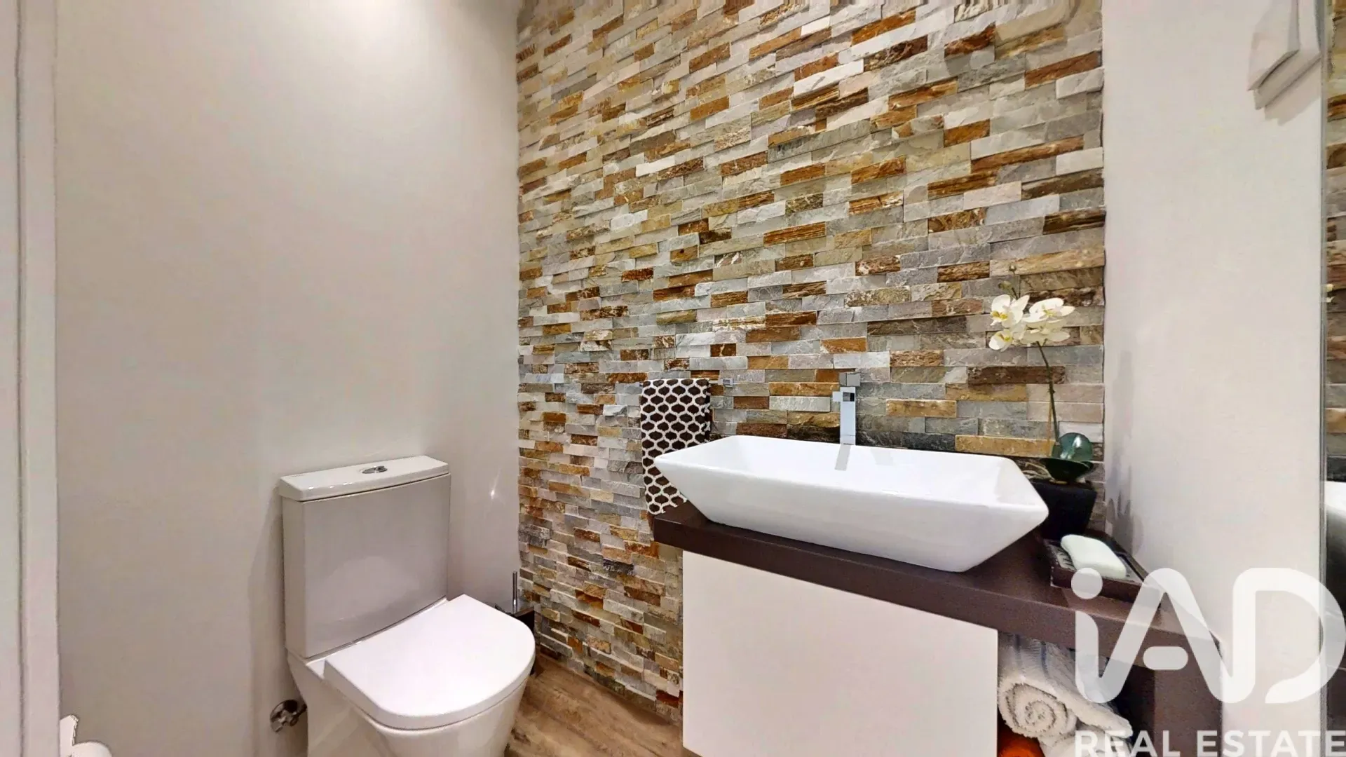 Contemporary 4-Bedroom House in Castêlo da Maia with Garden and Terraces - View image 18 of 40