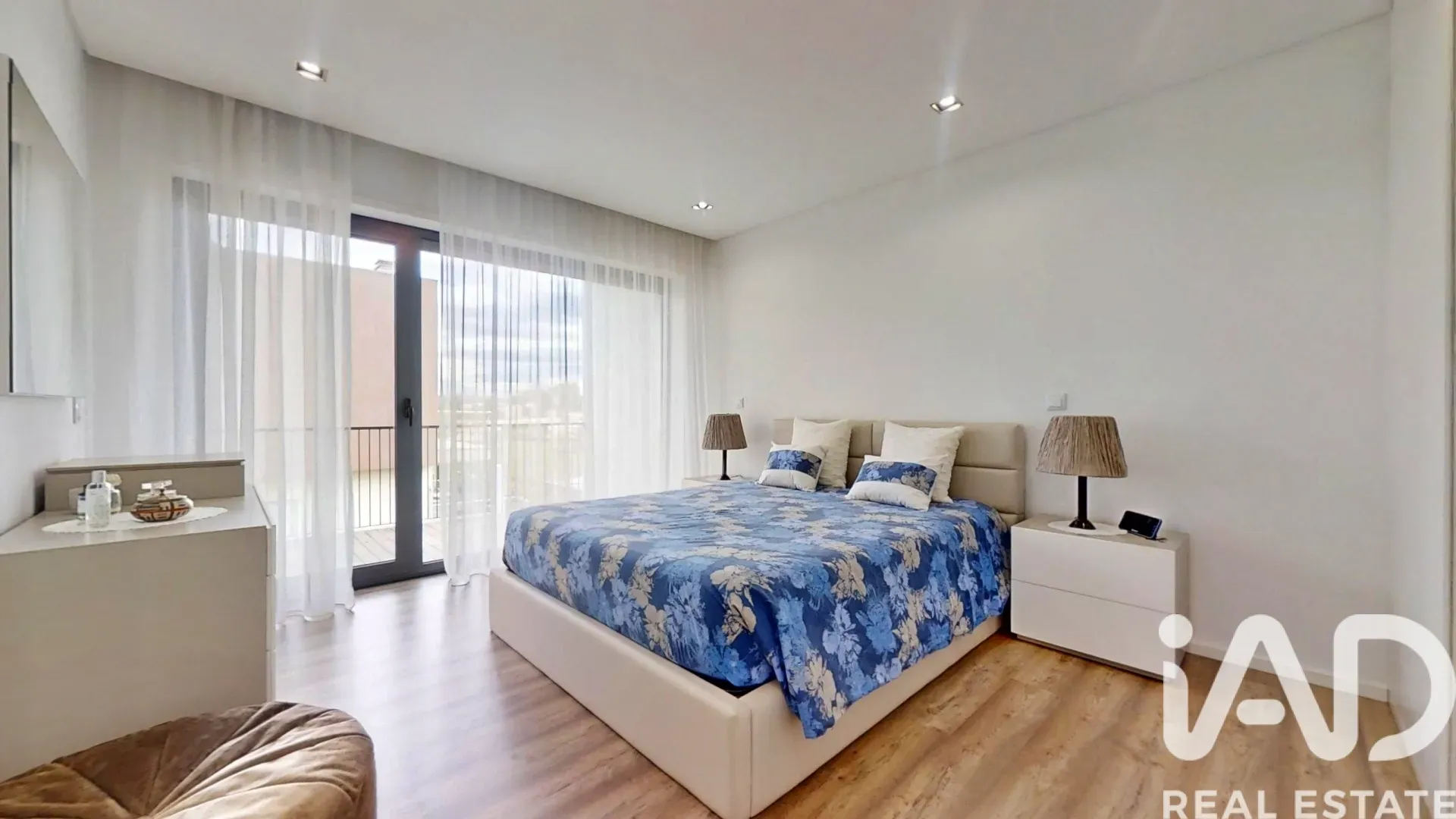 Contemporary 4-Bedroom House in Castêlo da Maia with Garden and Terraces - View image 19 of 40