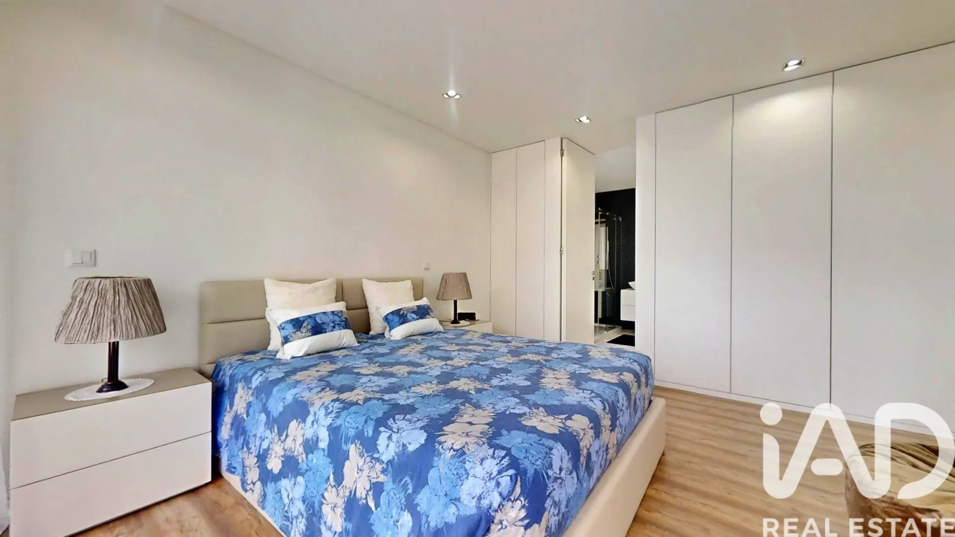 Contemporary 4-Bedroom House in Castêlo da Maia with Garden and Terraces - View image 20 of 40