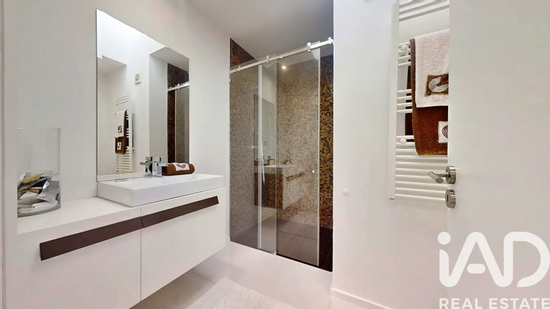 Contemporary 4-Bedroom House in Castêlo da Maia with Garden and Terraces - View image 23 of 40